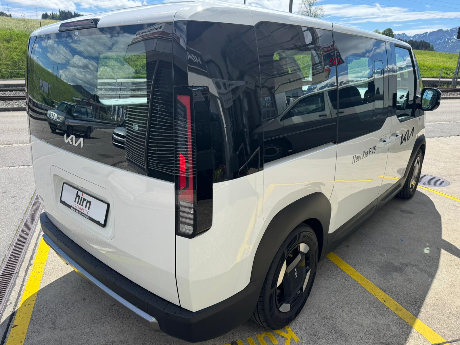 KIA PV5 Passenger 71.2 kWh Plus-image-2