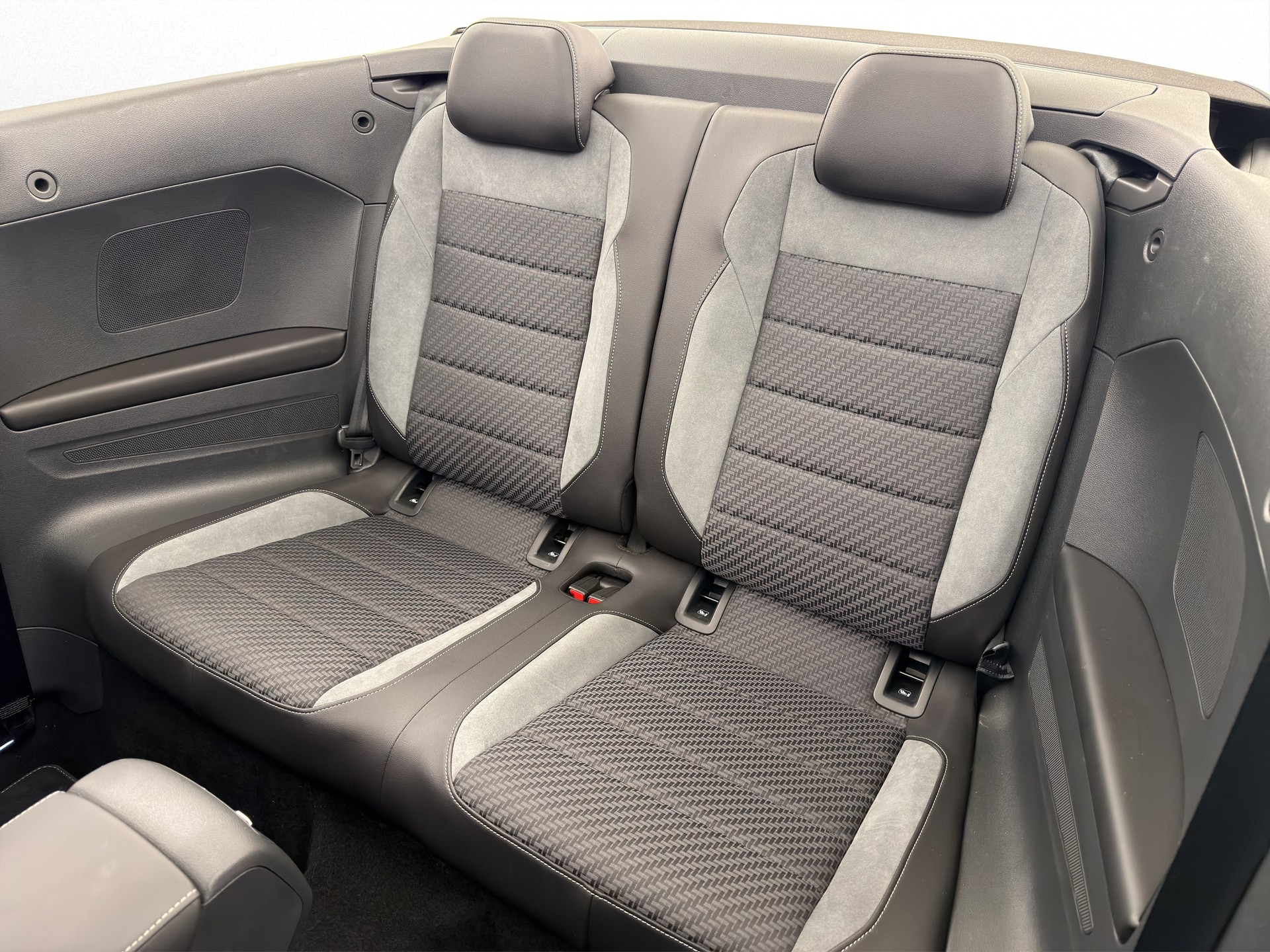 VW T-Roc Cabriolet 1.5 TSI R-Line-image-11