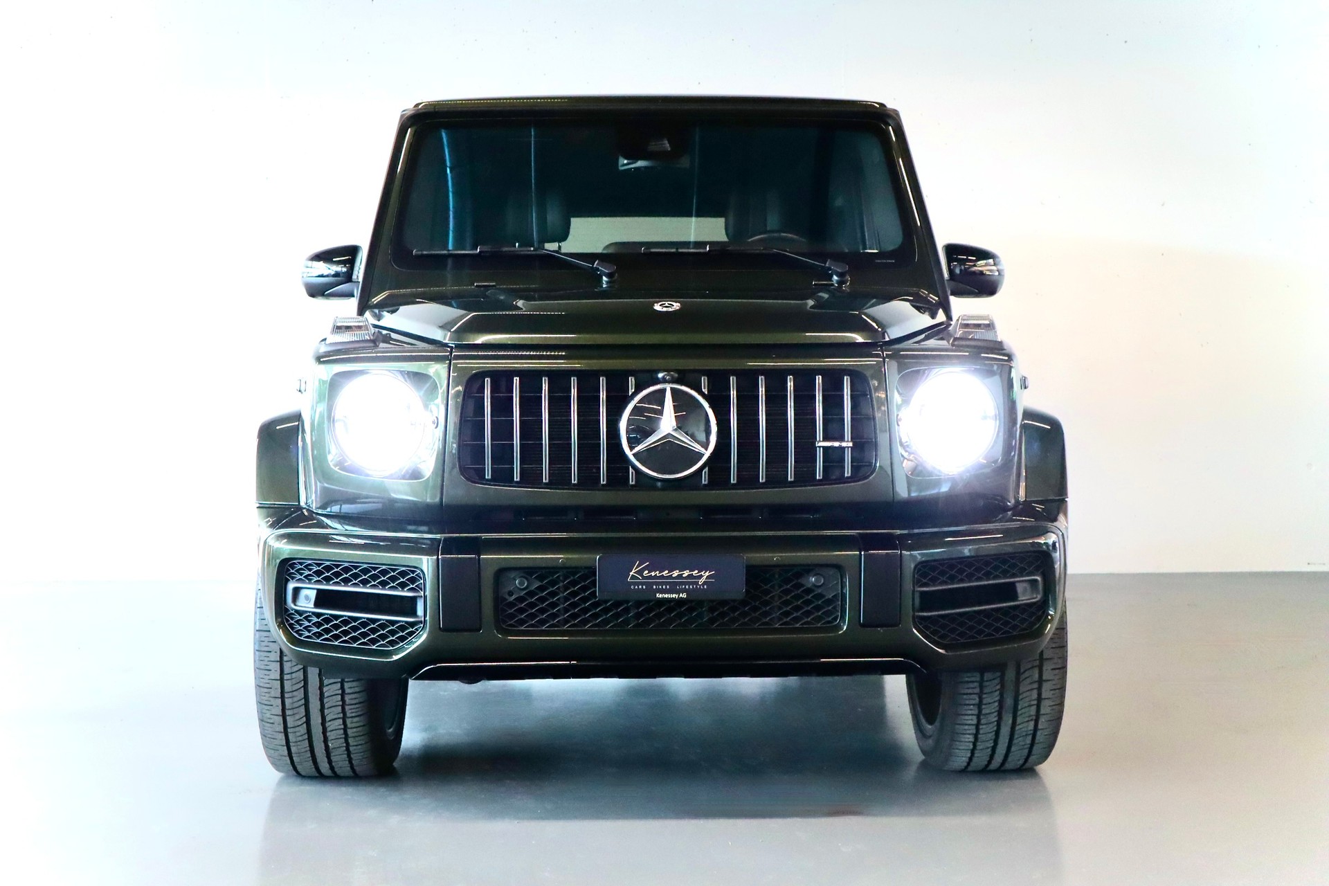 MERCEDES-BENZ G 63 AMG | SONDERLACKIERUNG | CARBON PAKET | GRÜNE BREMSSÄTTEL | STANDHEIZUNG | MASSAGESITZE-image-5