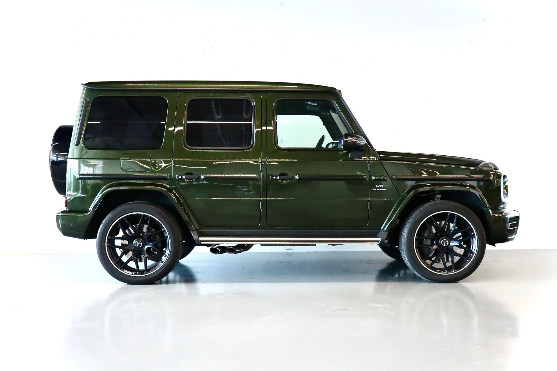 MERCEDES-BENZ G 63 AMG | SONDERLACKIERUNG | CARBON PAKET | GRÜNE BREMSSÄTTEL | STANDHEIZUNG | MASSAGESITZE-image-3