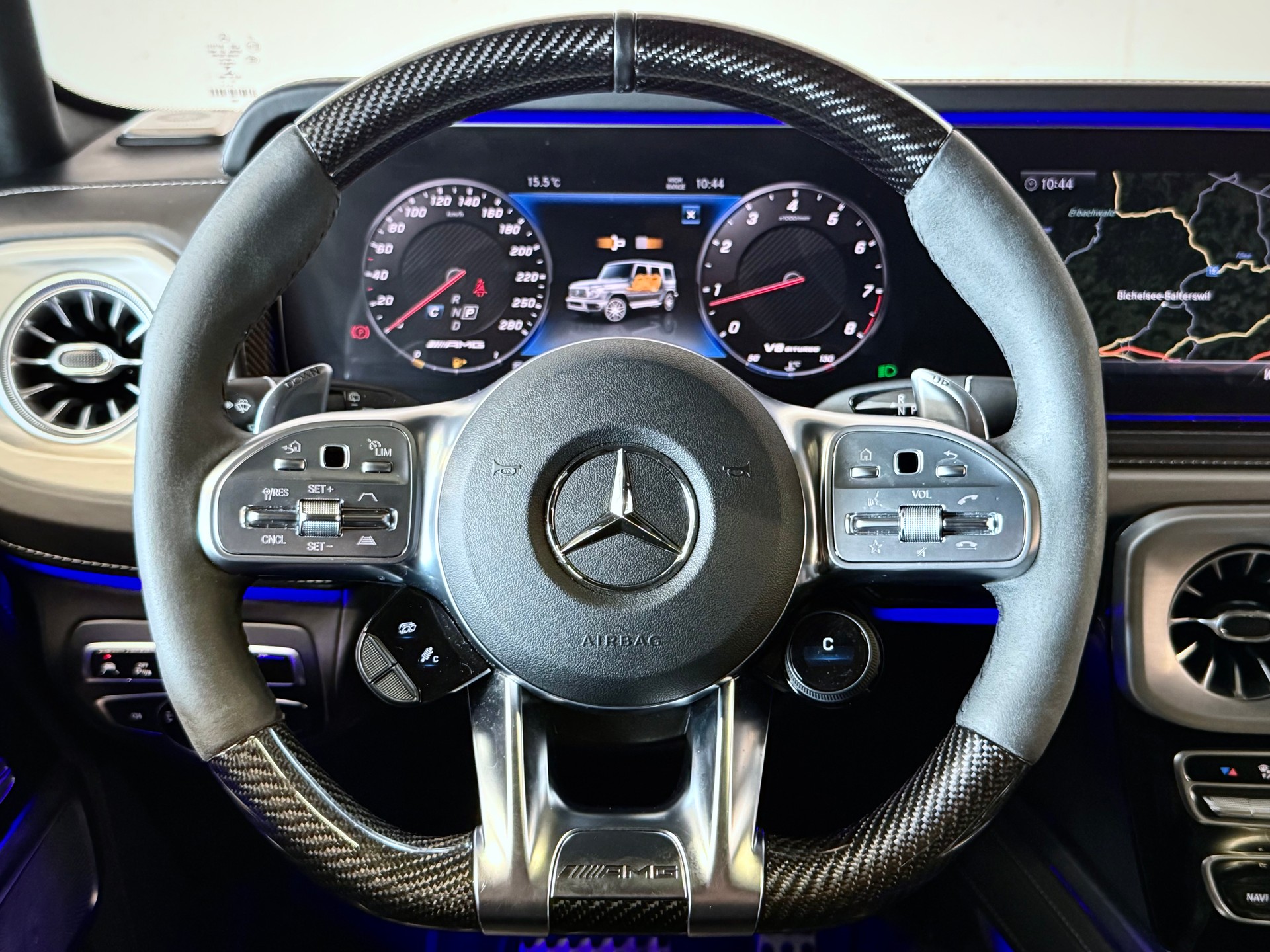 MERCEDES-BENZ G 63 AMG | SONDERLACKIERUNG | CARBON PAKET | GRÜNE BREMSSÄTTEL | STANDHEIZUNG | MASSAGESITZE-image-9
