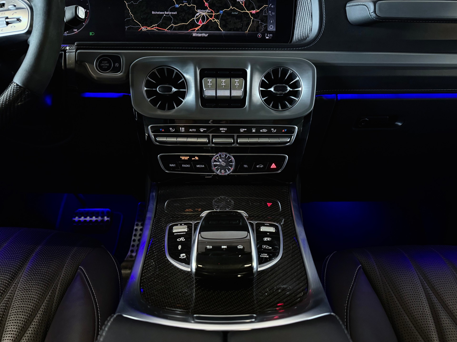 MERCEDES-BENZ G 63 AMG | SONDERLACKIERUNG | CARBON PAKET | GRÜNE BREMSSÄTTEL | STANDHEIZUNG | MASSAGESITZE-image-12