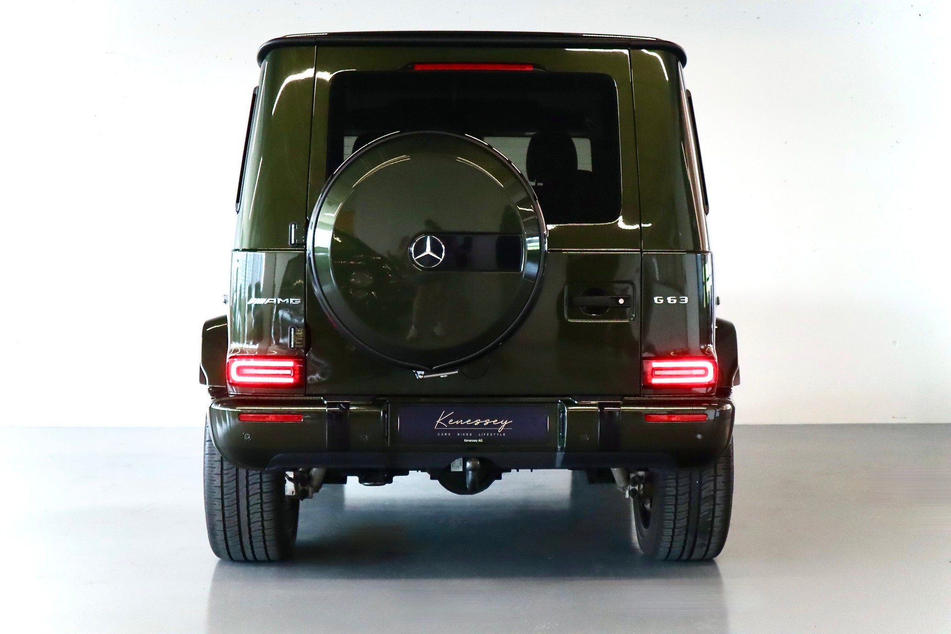MERCEDES-BENZ G 63 AMG | SONDERLACKIERUNG | CARBON PAKET | GRÜNE BREMSSÄTTEL | STANDHEIZUNG | MASSAGESITZE-image-2