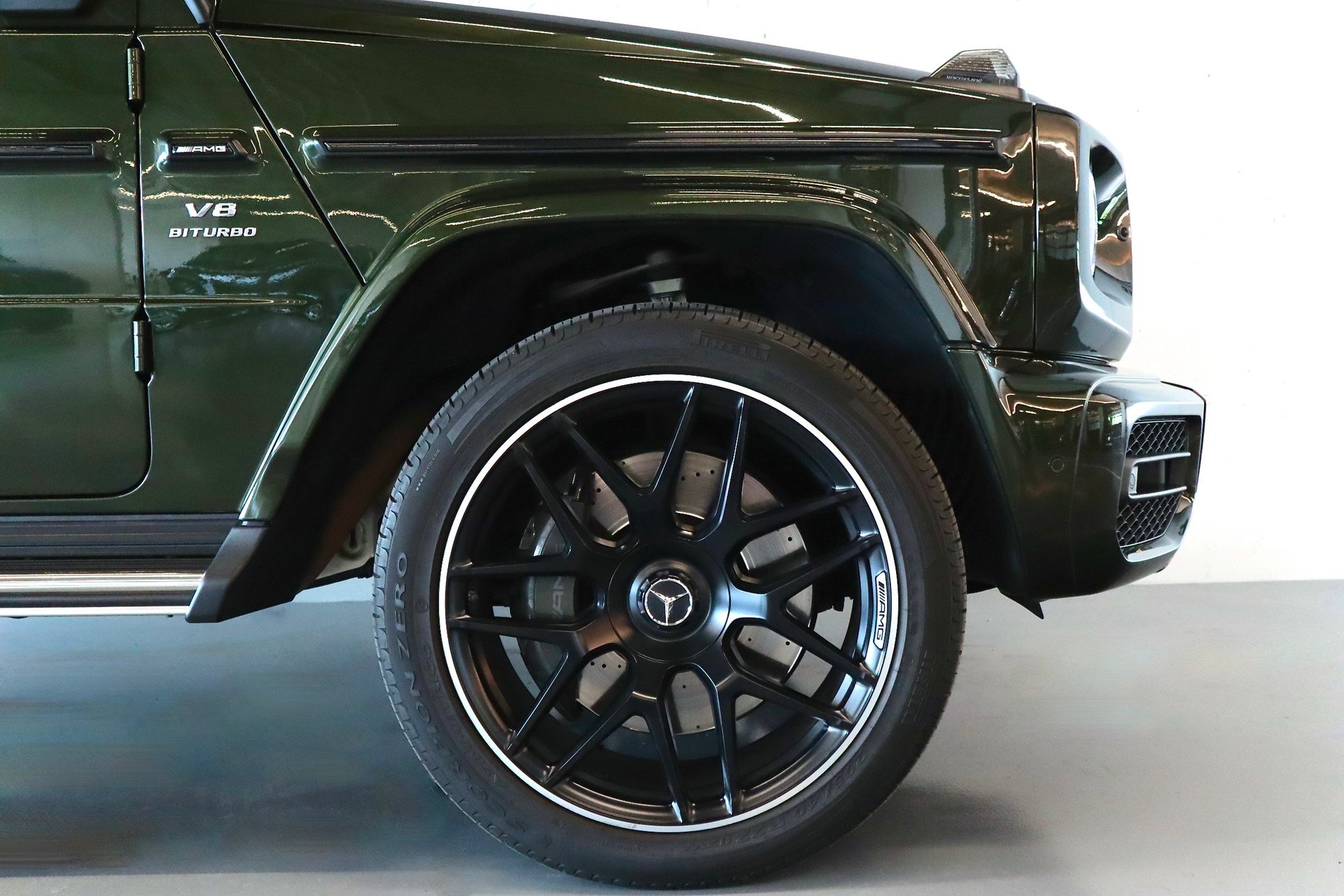MERCEDES-BENZ G 63 AMG | SONDERLACKIERUNG | CARBON PAKET | GRÜNE BREMSSÄTTEL | STANDHEIZUNG | MASSAGESITZE-image-4