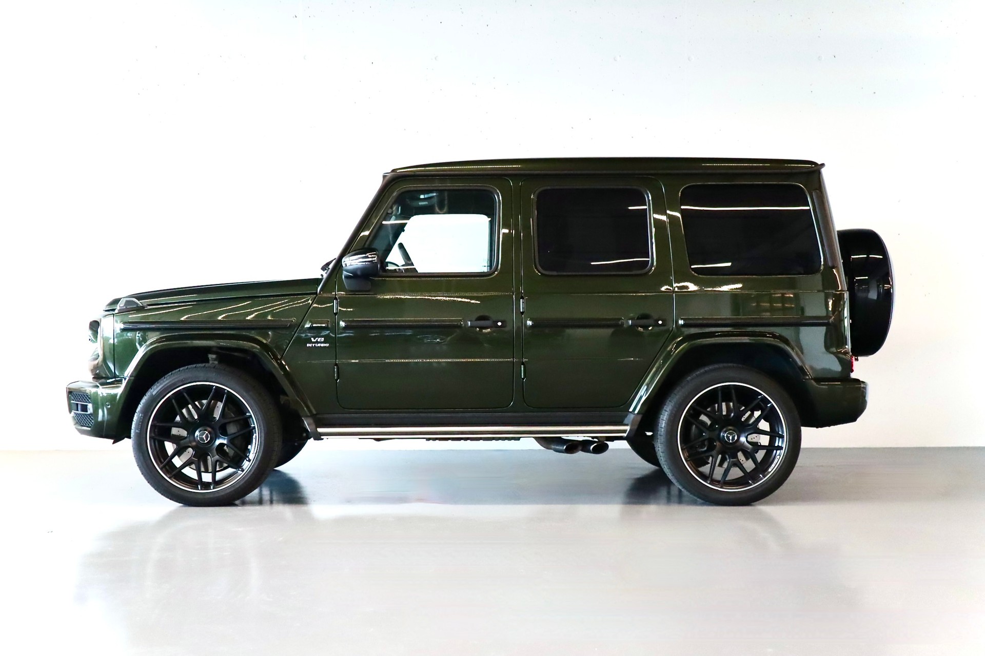MERCEDES-BENZ G 63 AMG | SONDERLACKIERUNG | CARBON PAKET | GRÜNE BREMSSÄTTEL | STANDHEIZUNG | MASSAGESITZE-image-1