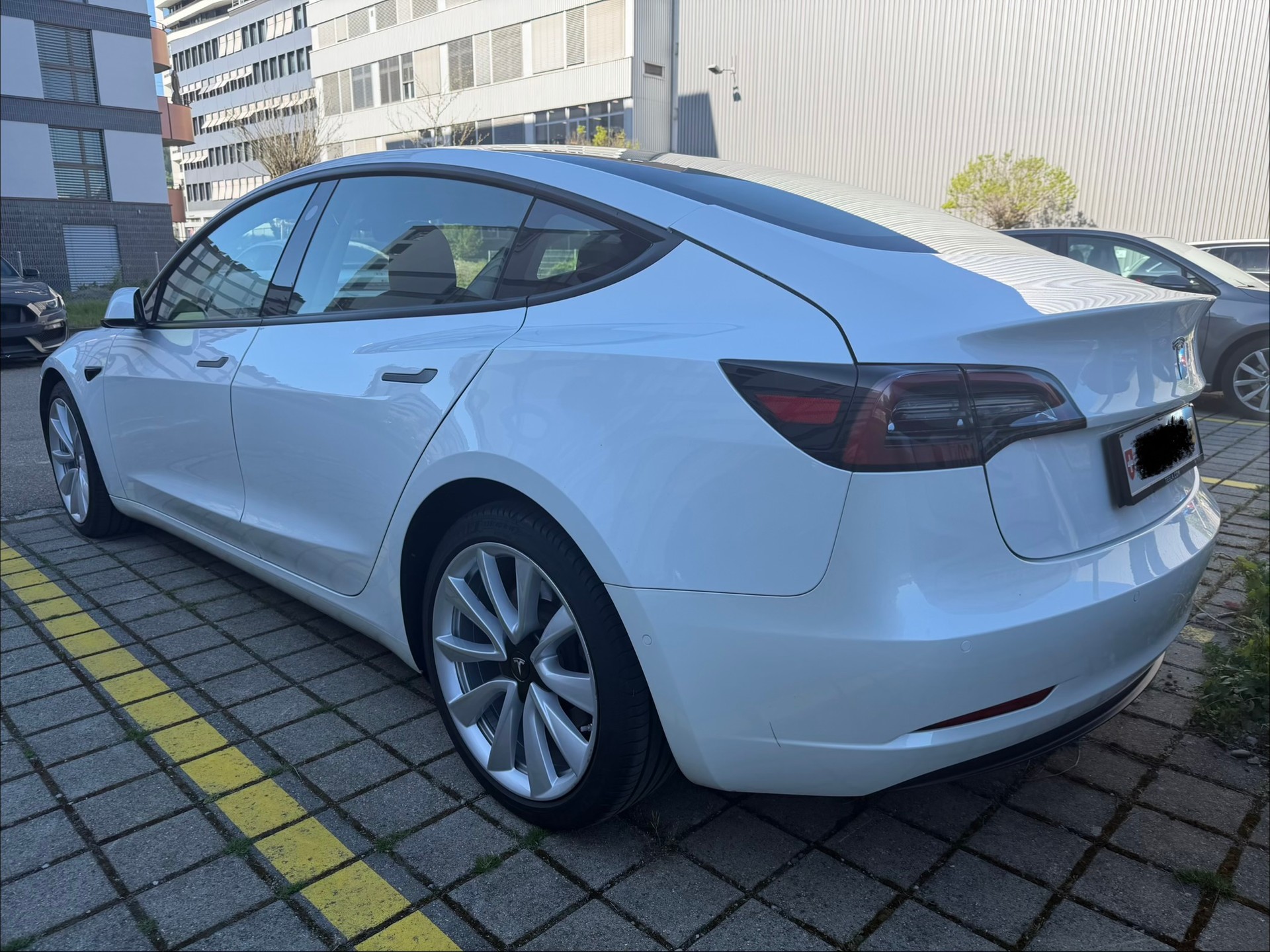 TESLA Long Range AWD Dual Motor-image-3