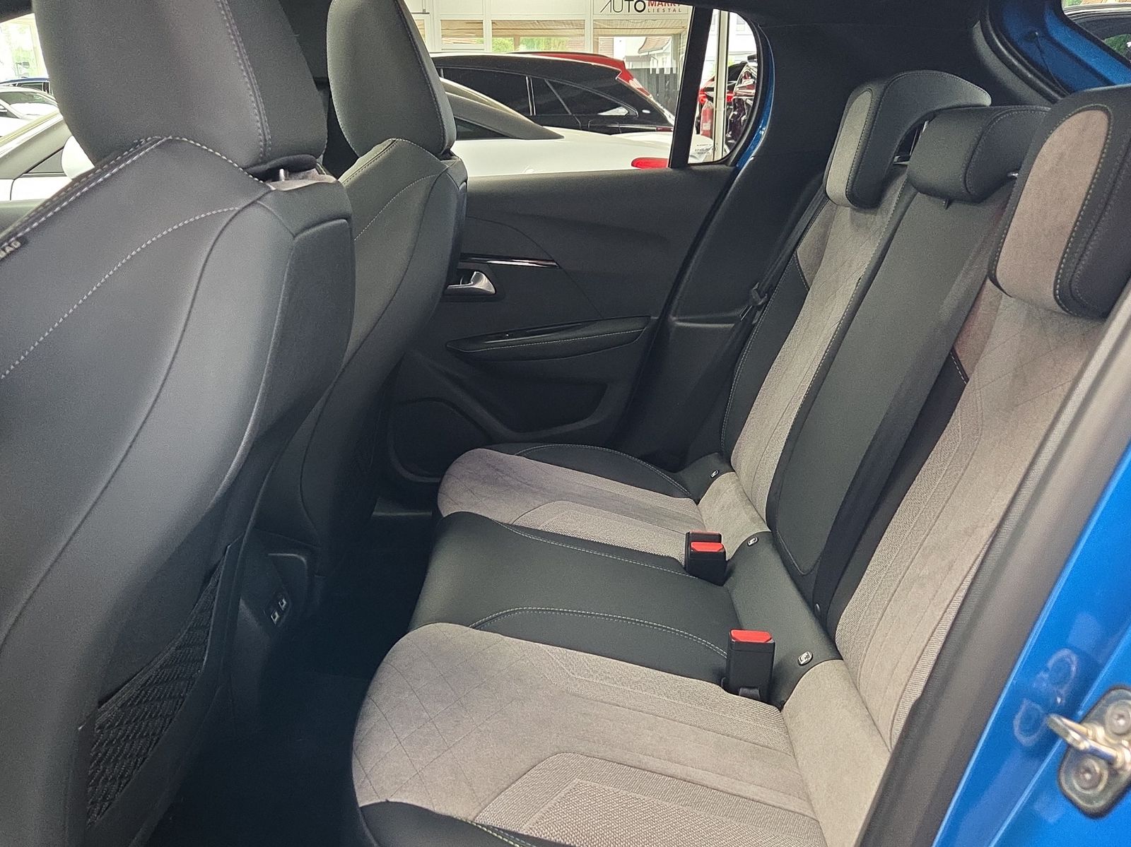 PEUGEOT 208 1.2 PureTech GT Pack EAT8-image-11