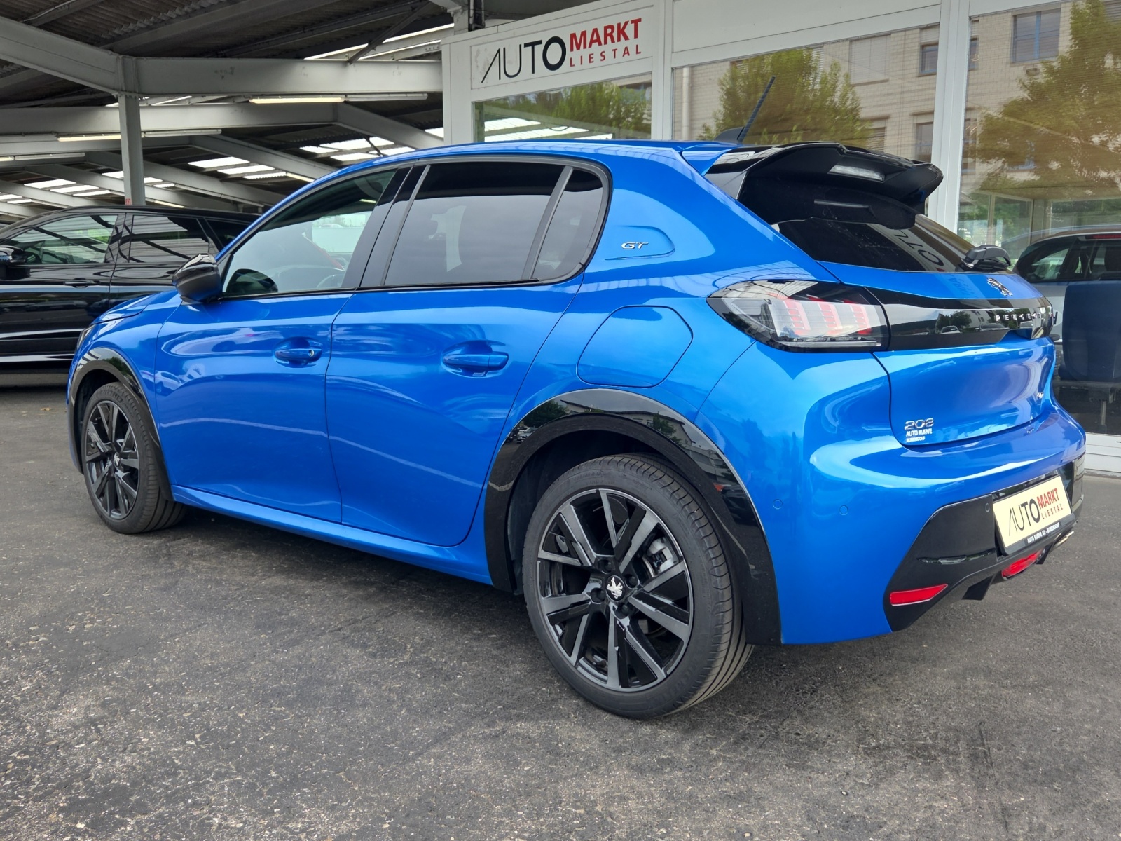 PEUGEOT 208 1.2 PureTech GT Pack EAT8-image-2
