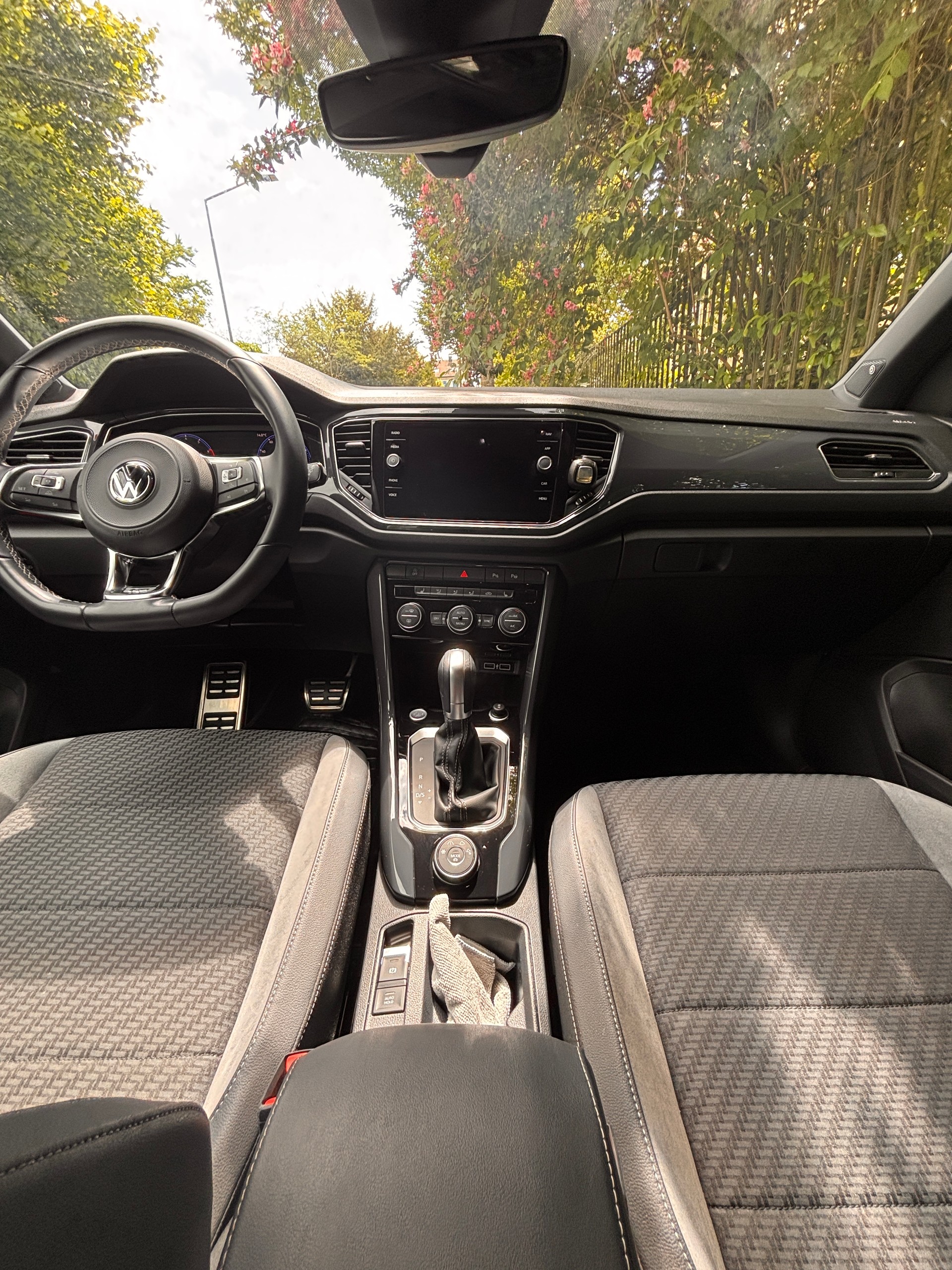 VW T-Roc R- Line 2.0 TSI Advance DSG 4motion - Das Fahrzeug ist 8-fach bereift.-image-4