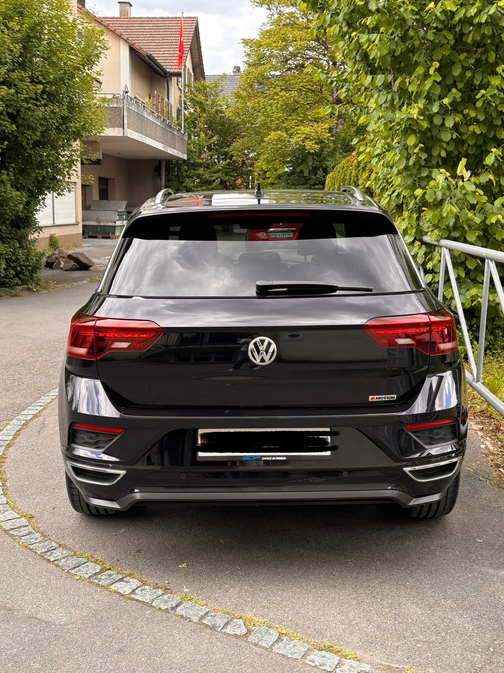 VW T-Roc R- Line 2.0 TSI Advance DSG 4motion - Das Fahrzeug ist 8-fach bereift.-image-0