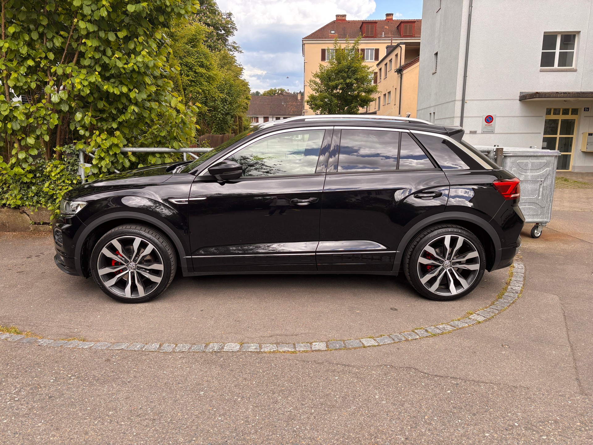 VW T-Roc R- Line 2.0 TSI Advance DSG 4motion - Das Fahrzeug ist 8-fach bereift.-image-1