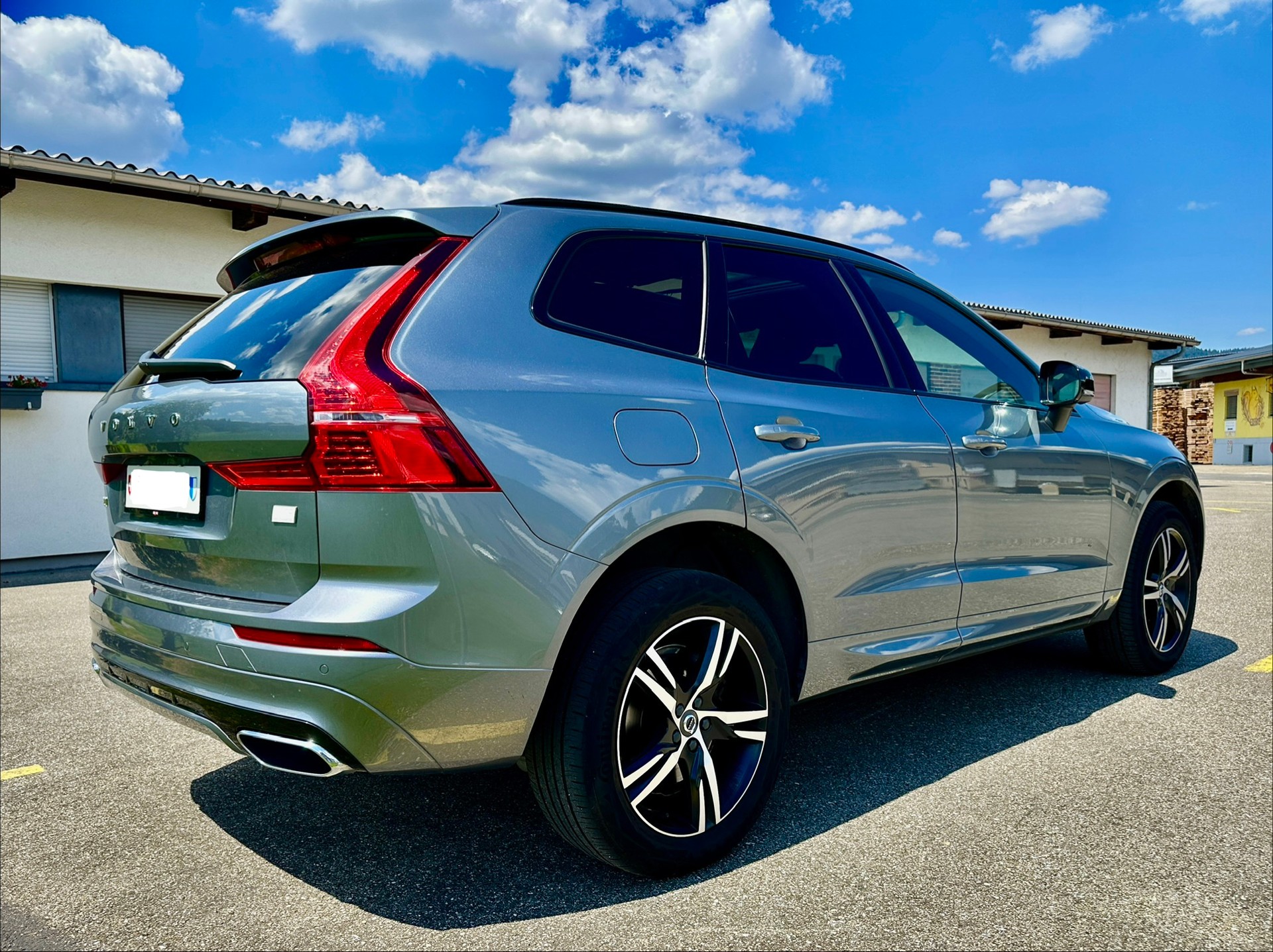 VOLVO 2.0 T8 R-Design eAWD-image-2