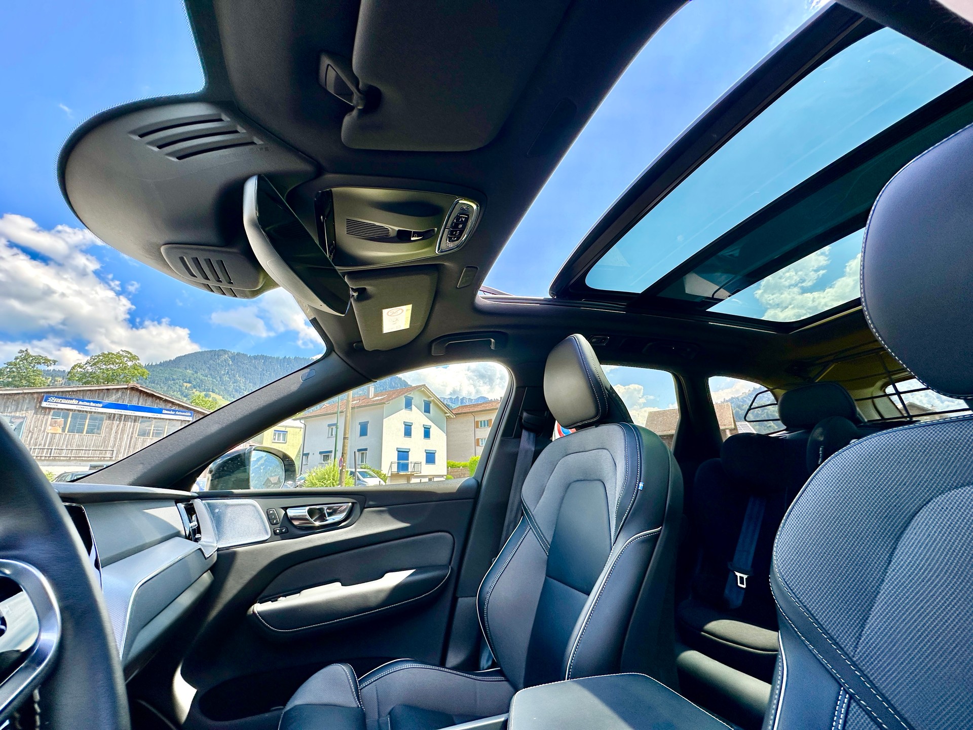 VOLVO 2.0 T8 R-Design eAWD-image-4