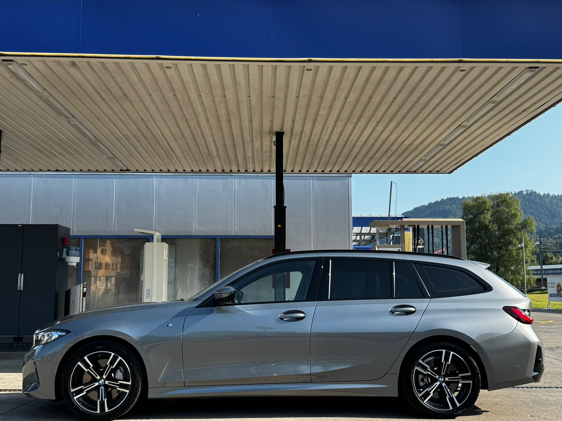 BMW 330i Touring xDrive Steptronic M Sport *Shadow-Line**Live Cockpit**245PS**Modell 2025*-image-3