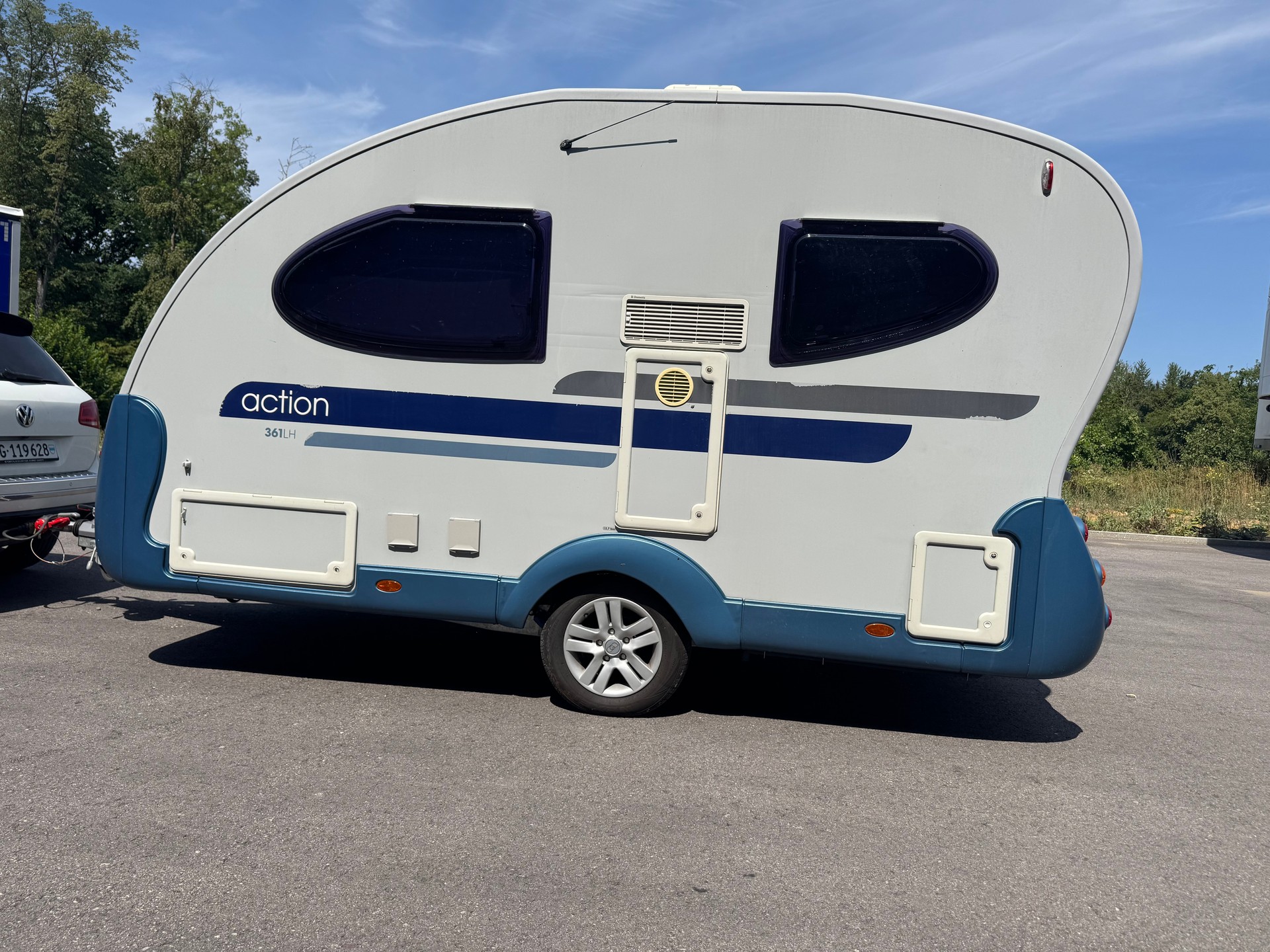 ADRIA Action 361 LH - Tempo 100 km/h - Leergewicht 870 kg Total 1000 kg - Blau / Grau - Badezimmer --image-1