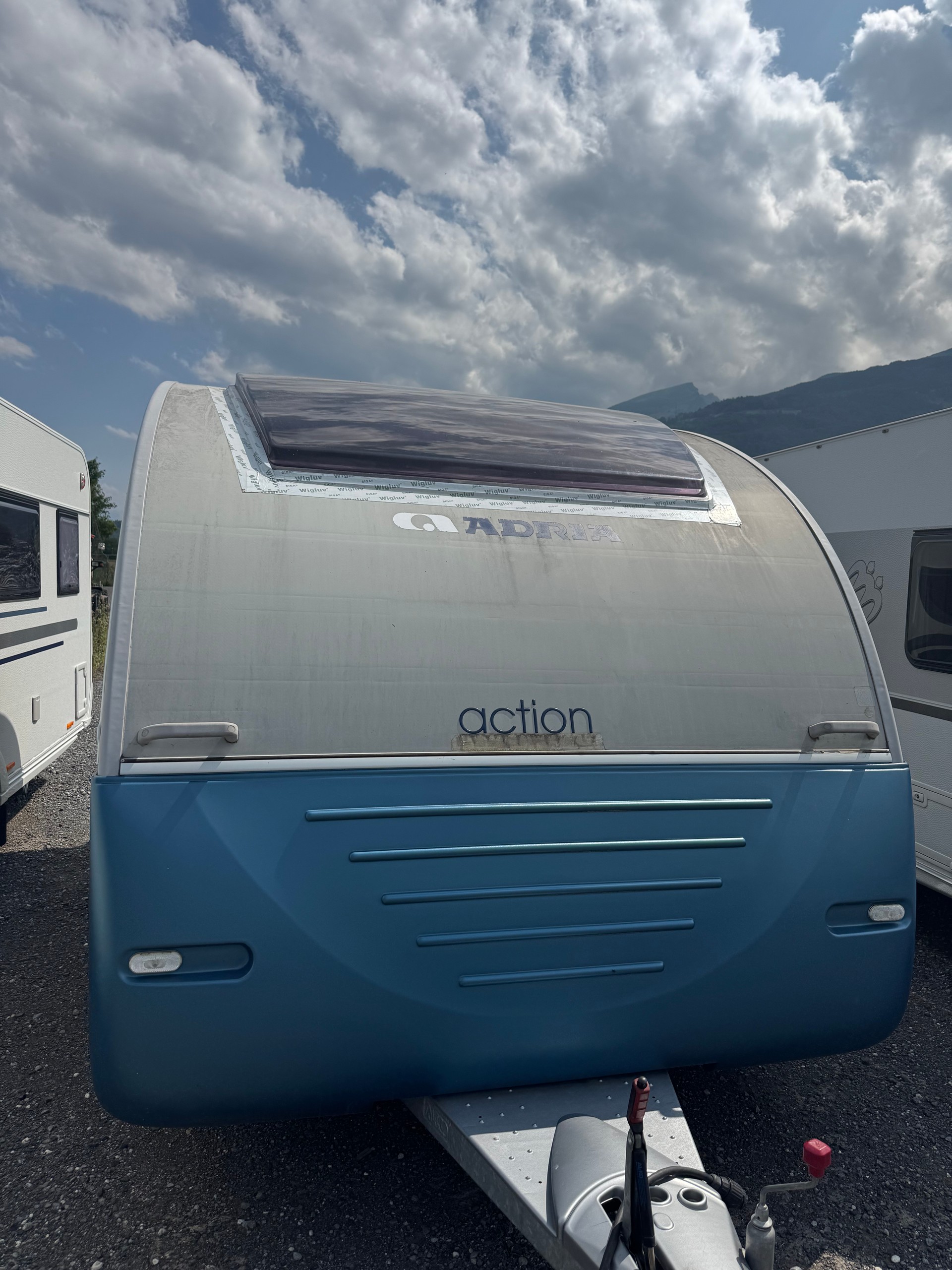 ADRIA Action 361 LH - Tempo 100 km/h - Leergewicht 870 kg Total 1000 kg - Blau / Grau - Badezimmer --image-3
