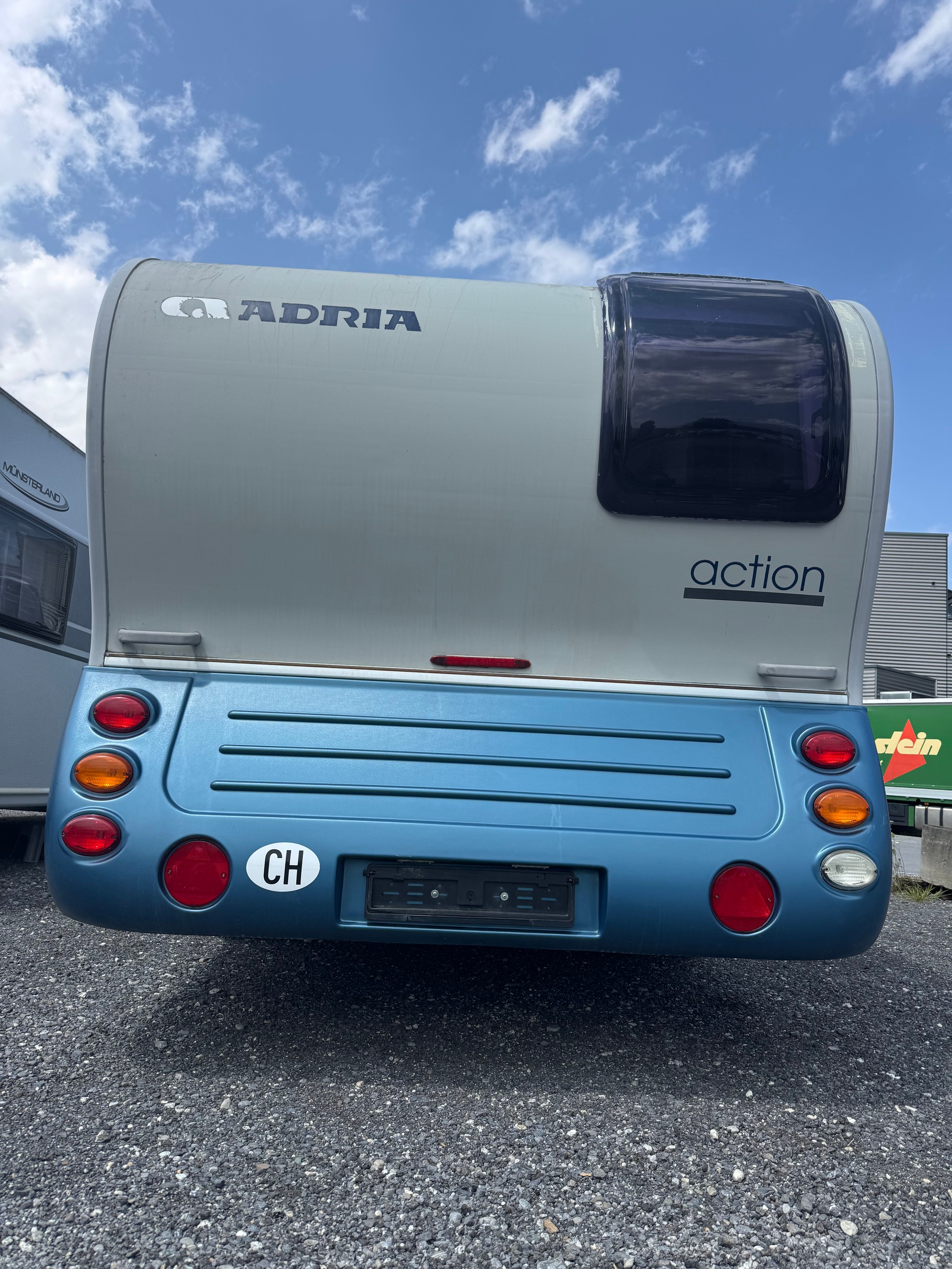 ADRIA Action 361 LH - Tempo 100 km/h - Leergewicht 870 kg Total 1000 kg - Blau / Grau - Badezimmer --image-2