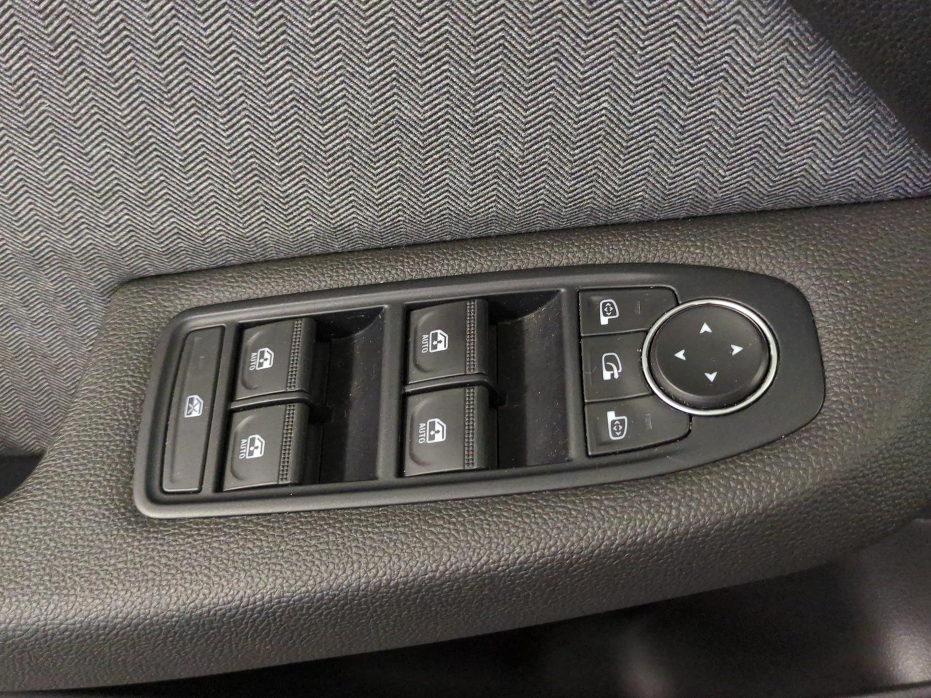 RENAULT Clio 1.6 E-Tech Techno-image-18