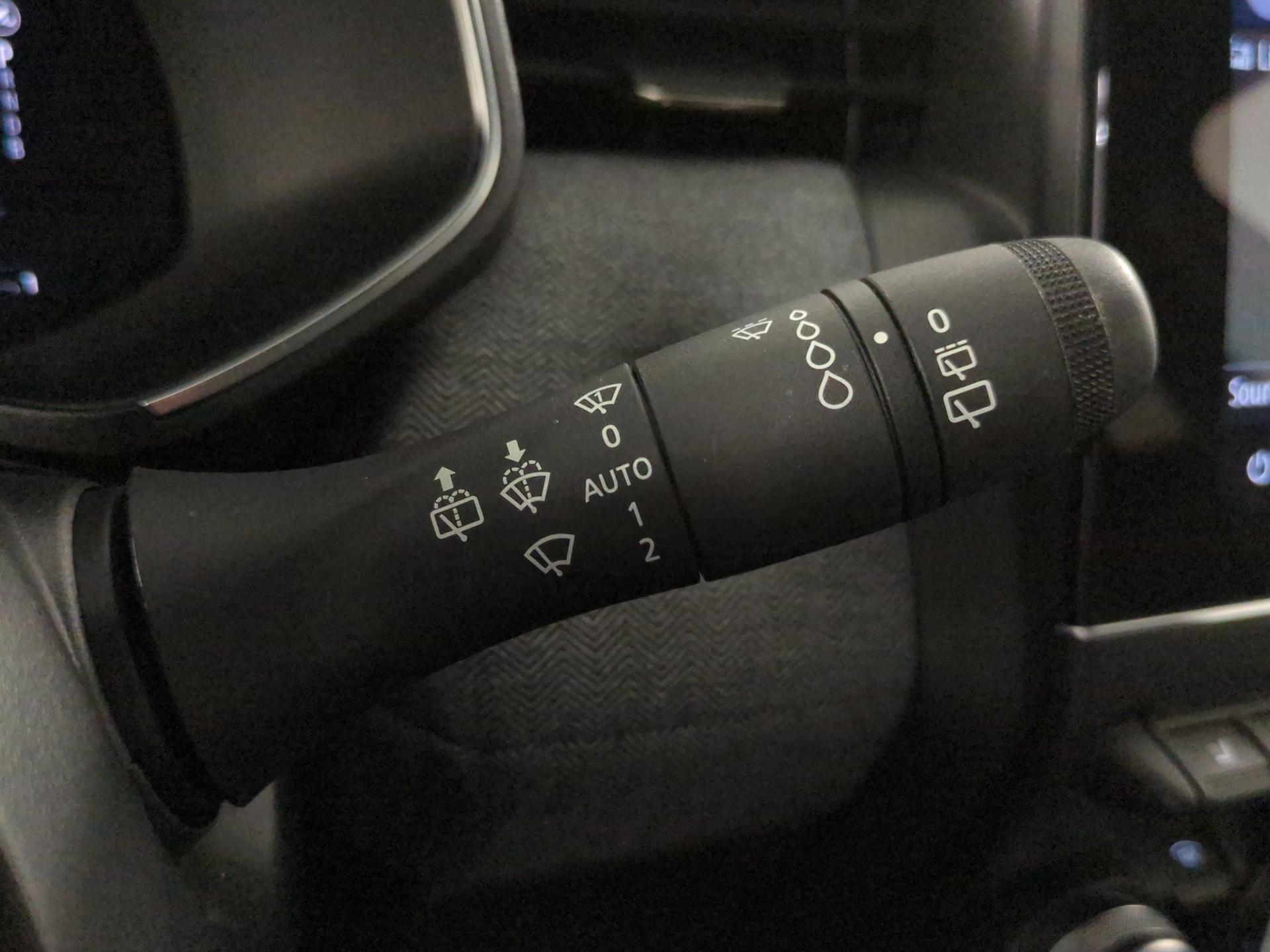 RENAULT Clio 1.6 E-Tech Techno-image-23