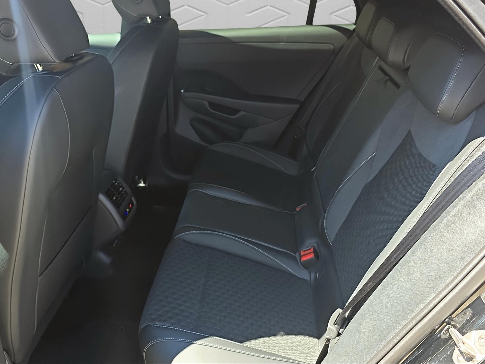 VW T-Roc 1.5 eTSI mHEV R-Line DSG-image-12