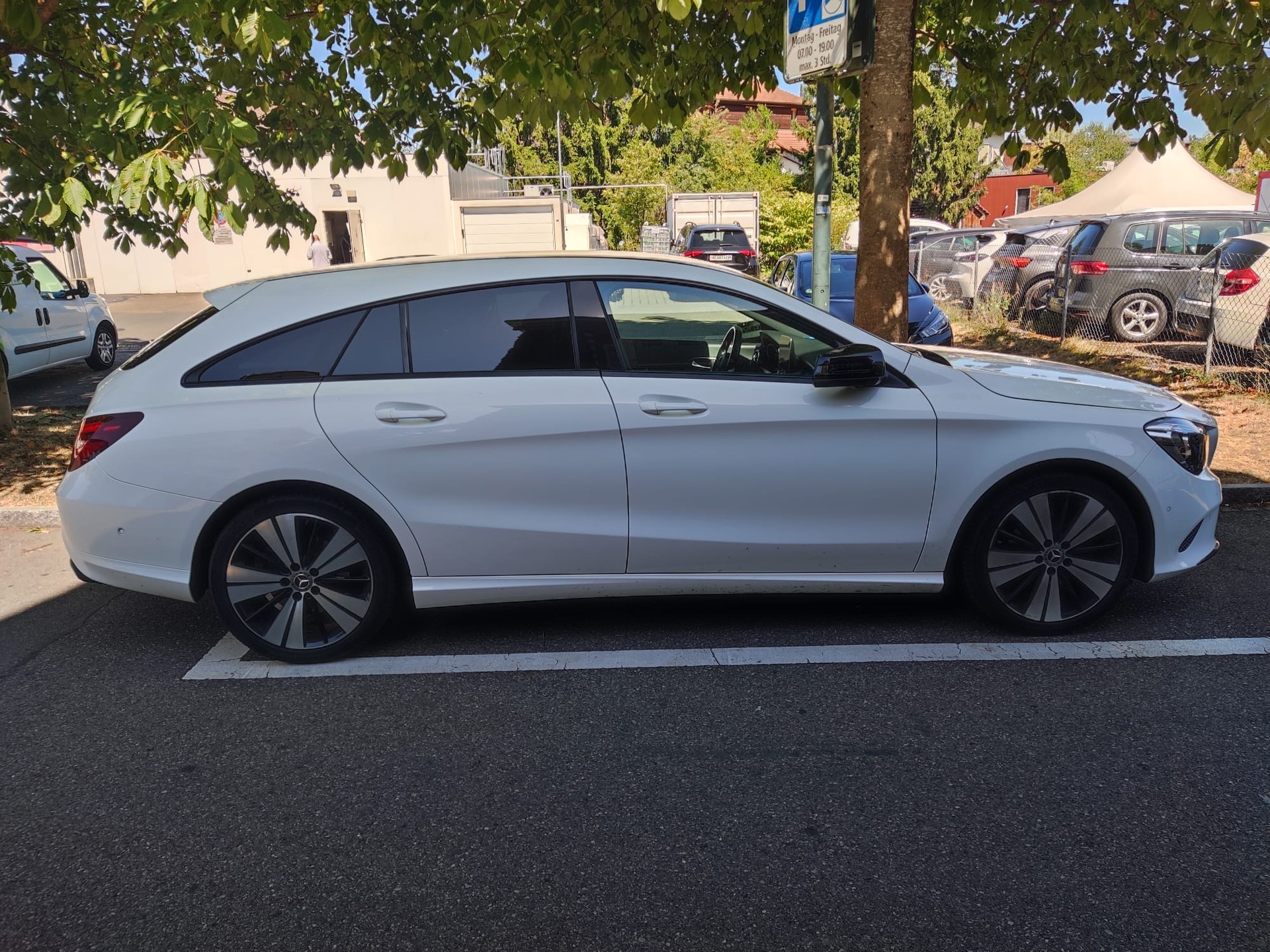 MERCEDES-BENZ CLA Shooting Brake 200 AMG Line 7G-DCT-image-2