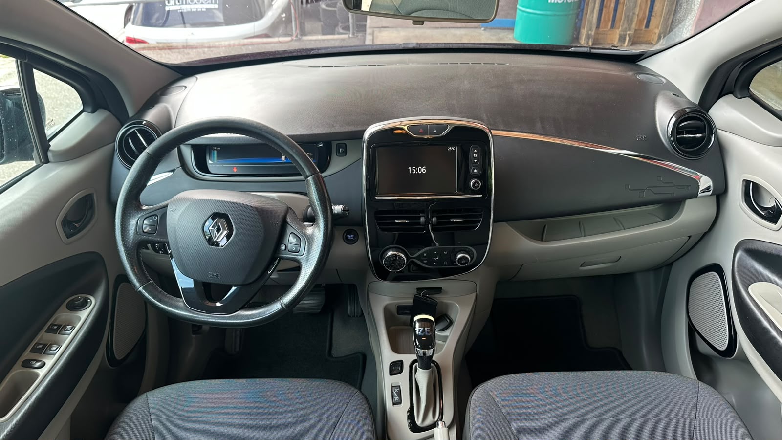 RENAULT Zen-image-5