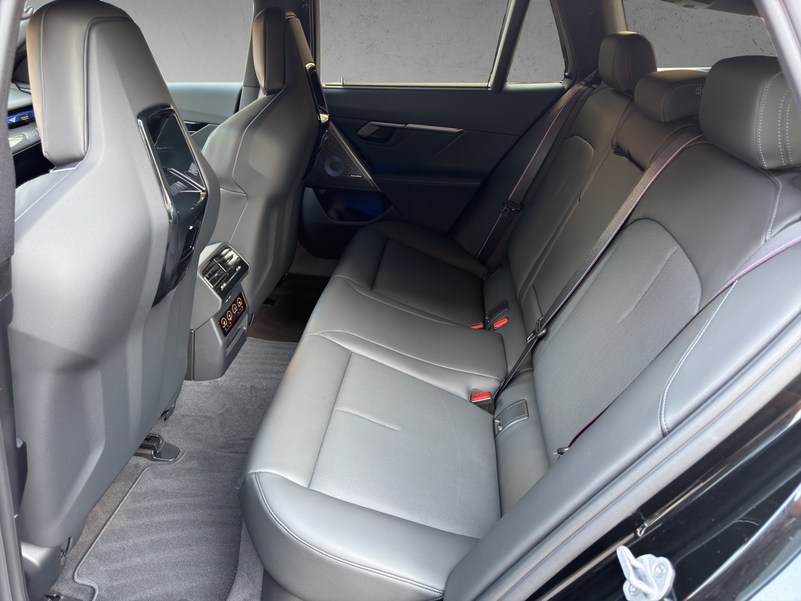 BMW M5 xDrive Touring-image-16