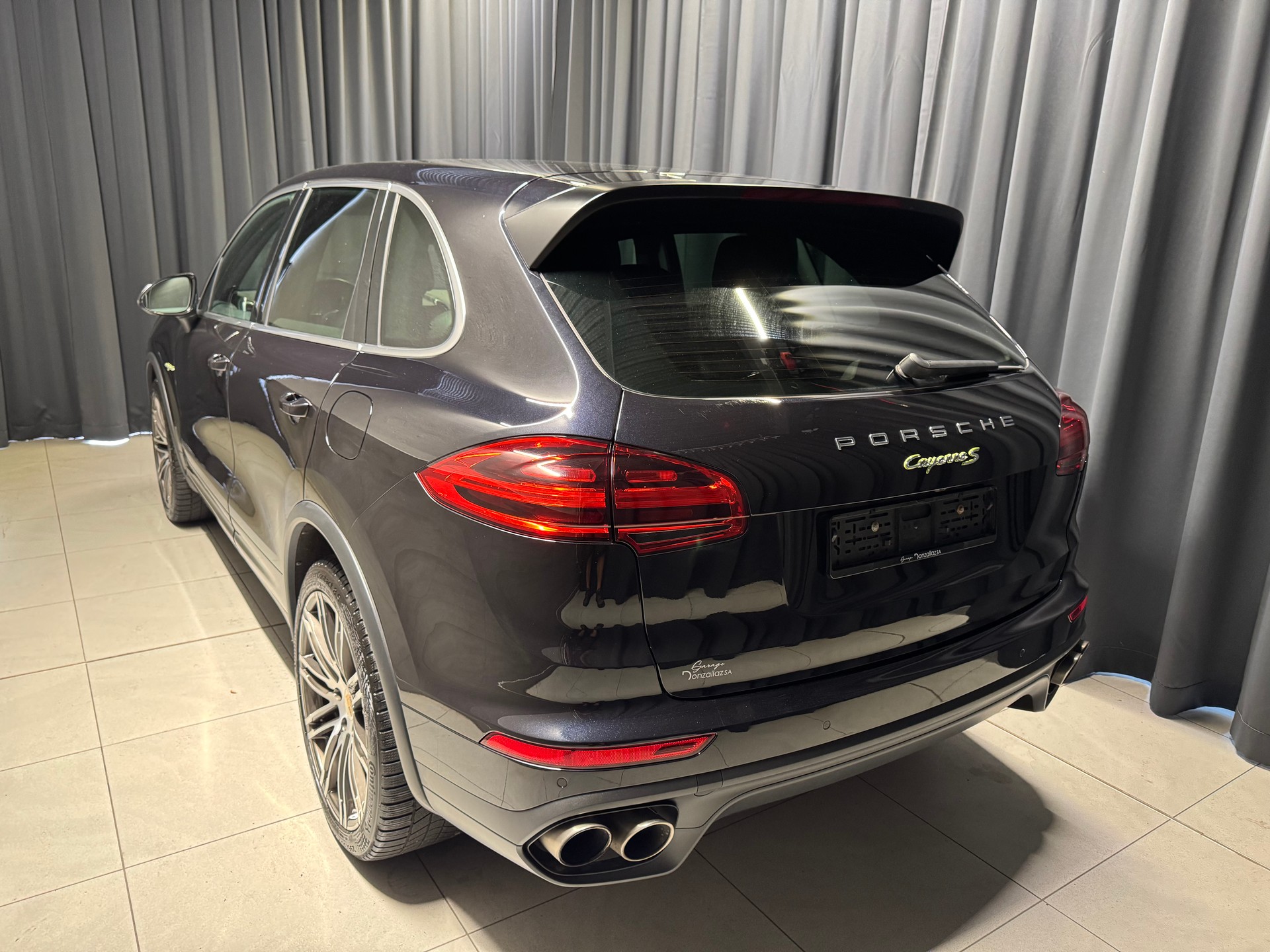 PORSCHE Cayenne S E-Hybrid (38)-showroom-element-3