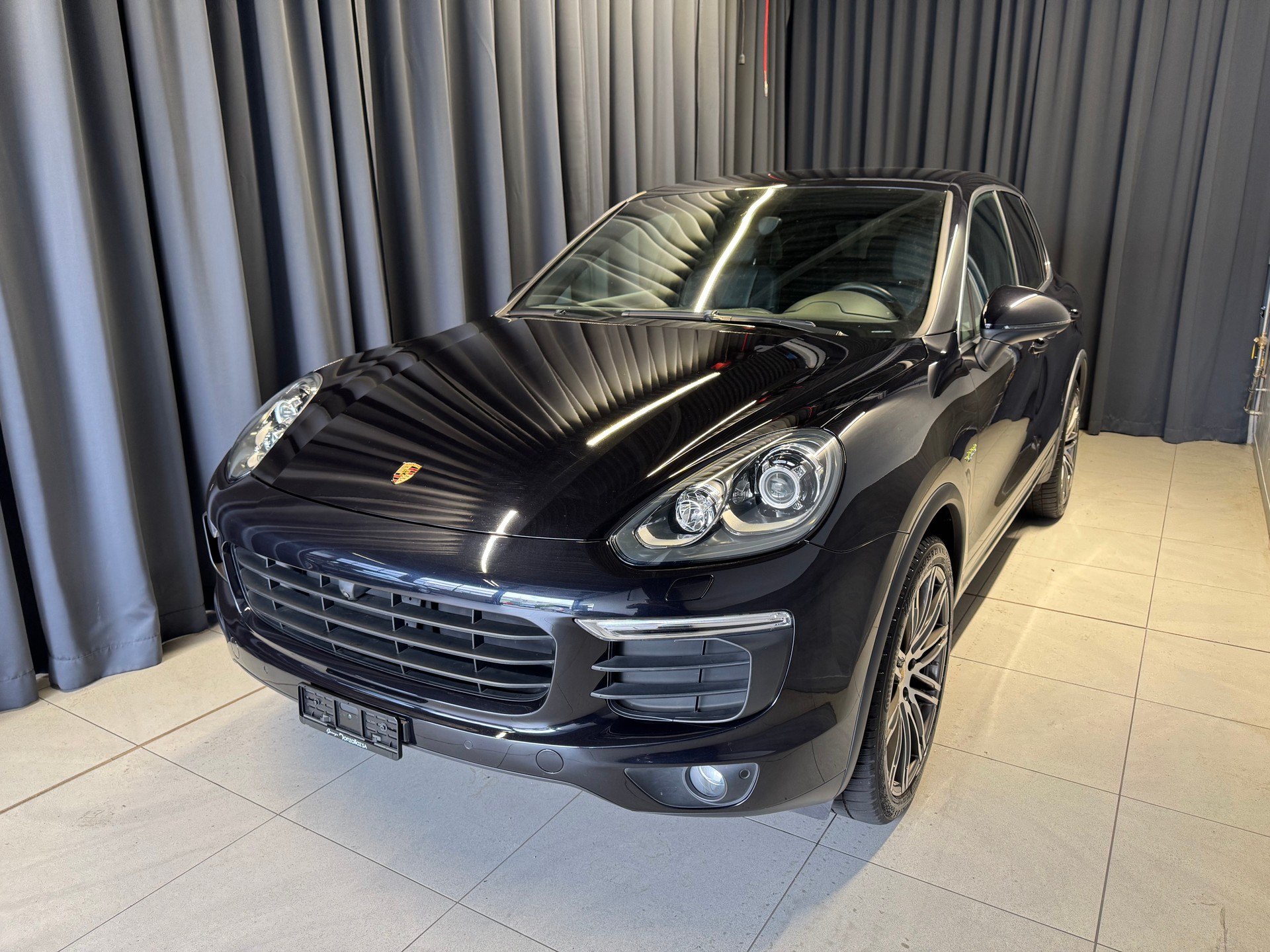 PORSCHE Cayenne S E-Hybrid (38)-showroom-element-2