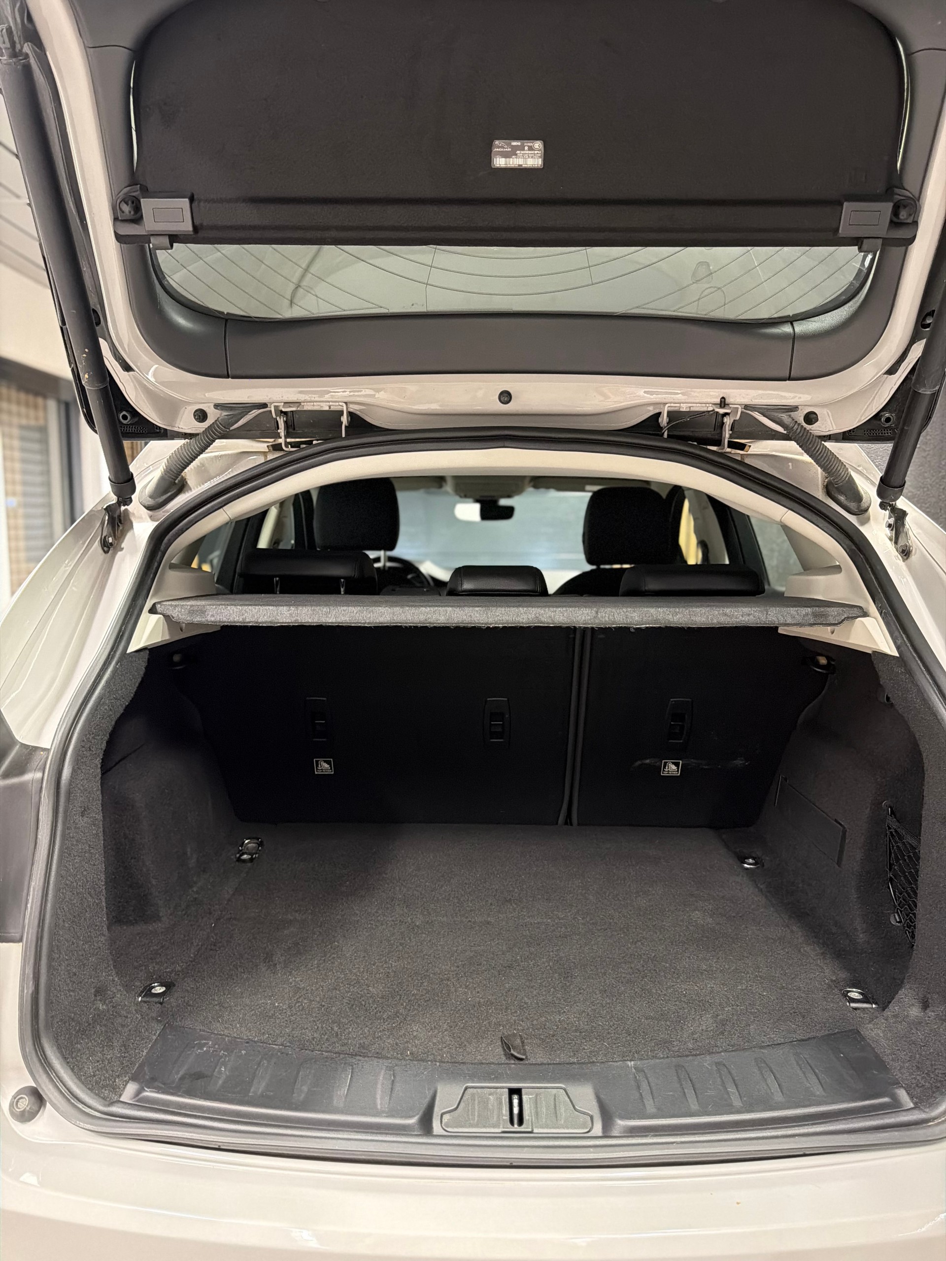 JAGUAR E-Pace 2.0d D150 AWD Automatik-image-6
