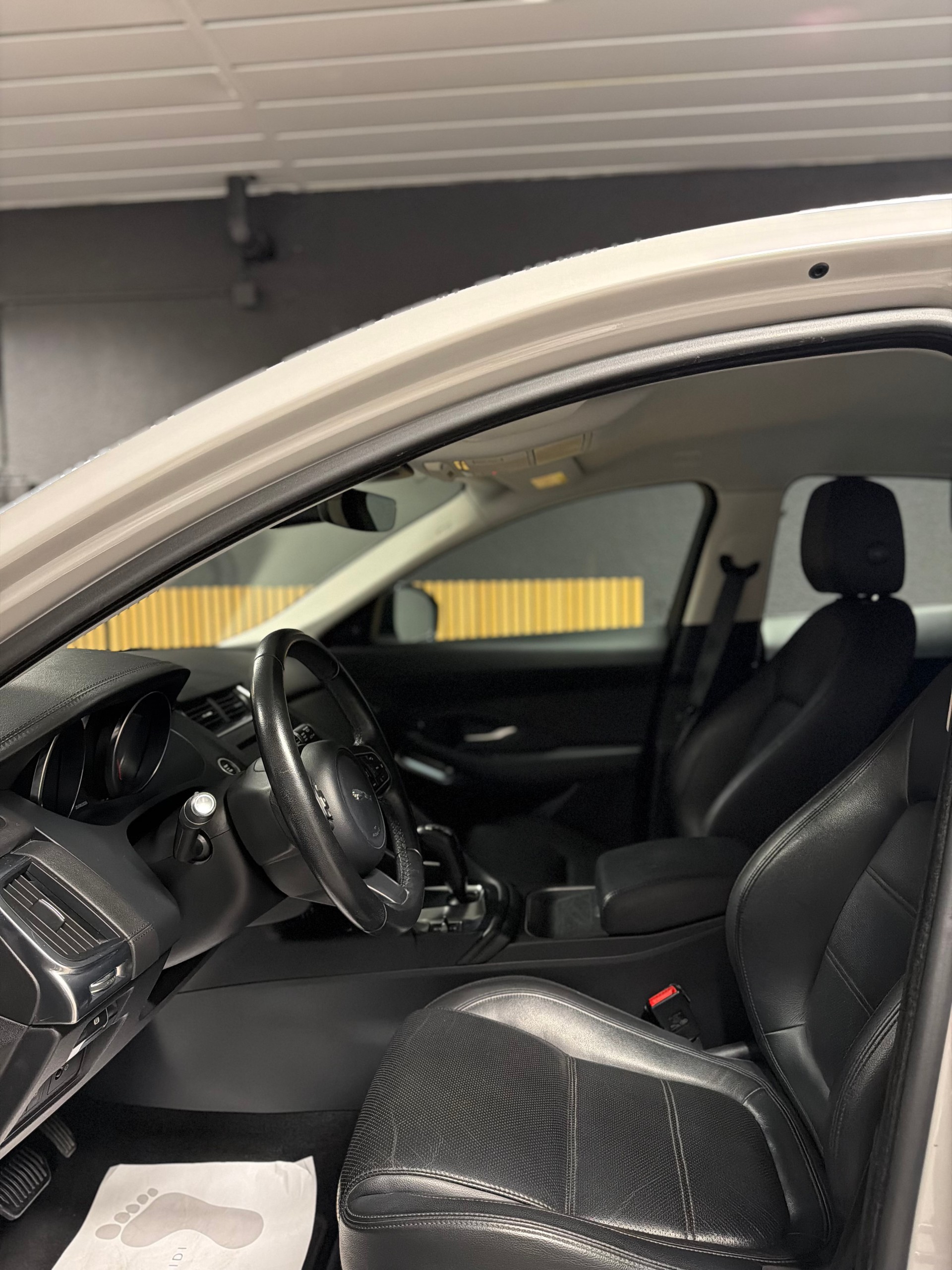 JAGUAR E-Pace 2.0d D150 AWD Automatik-image-8