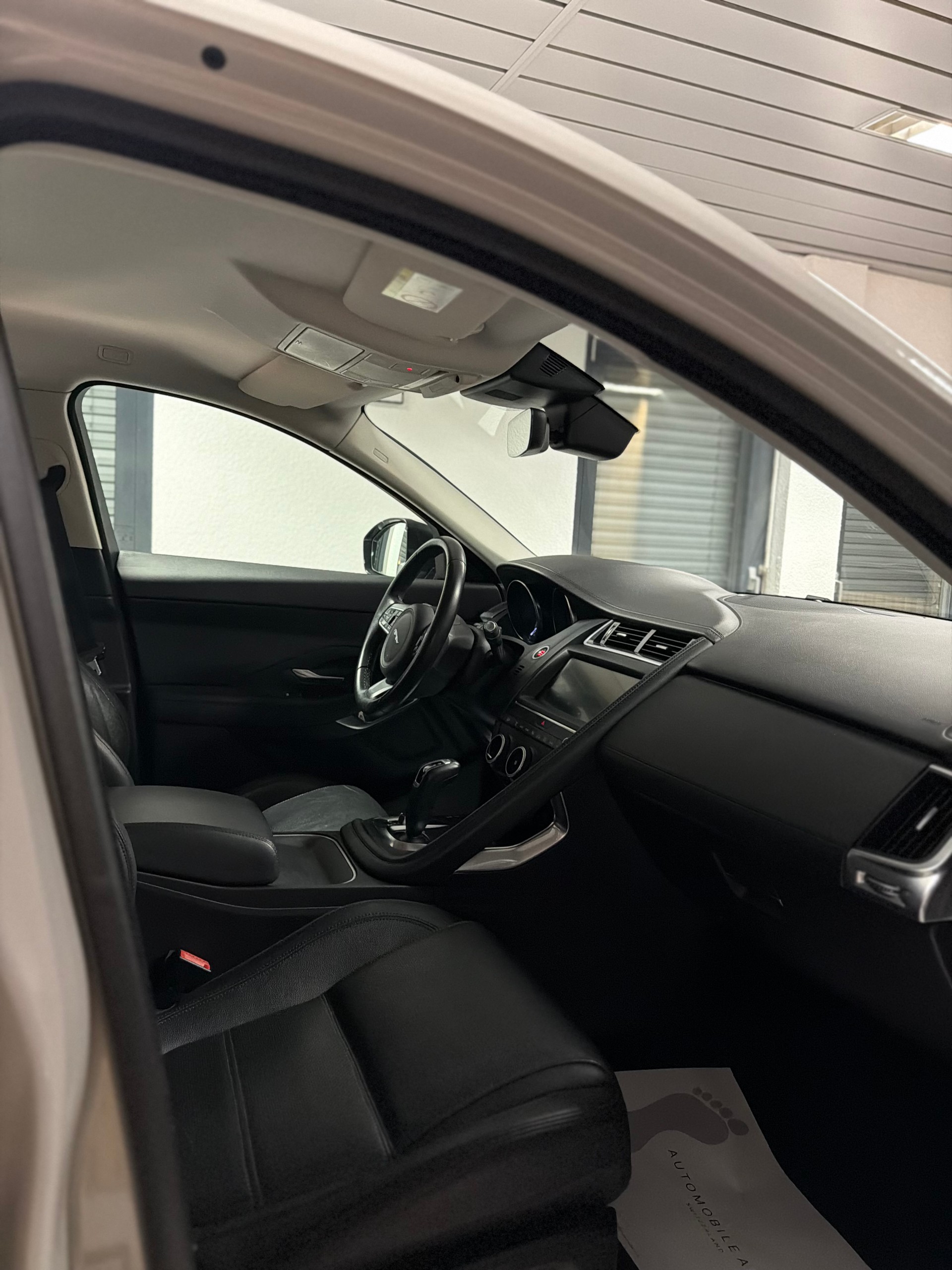 JAGUAR E-Pace 2.0d D150 AWD Automatik-image-9
