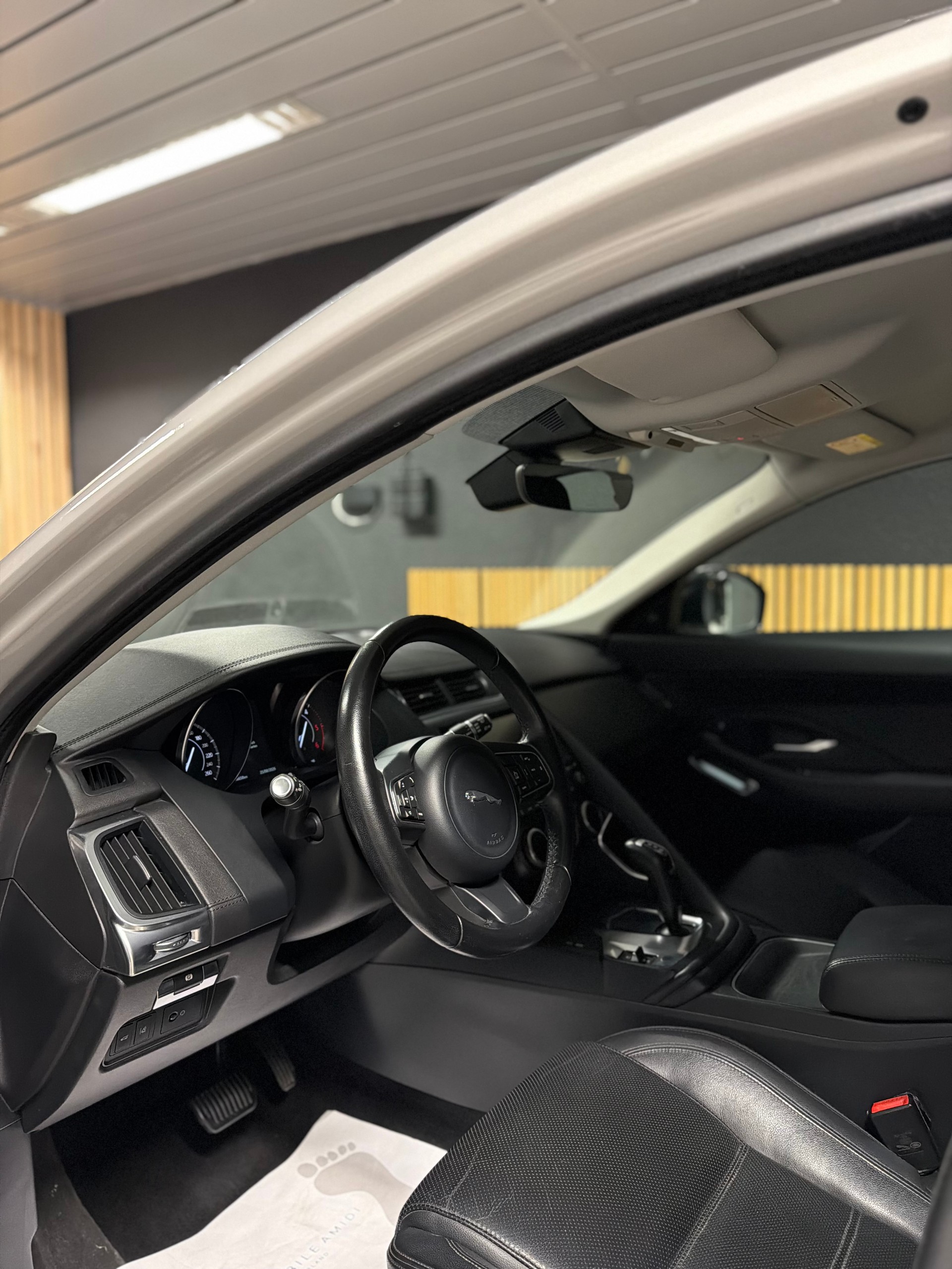 JAGUAR E-Pace 2.0d D150 AWD Automatik-image-7