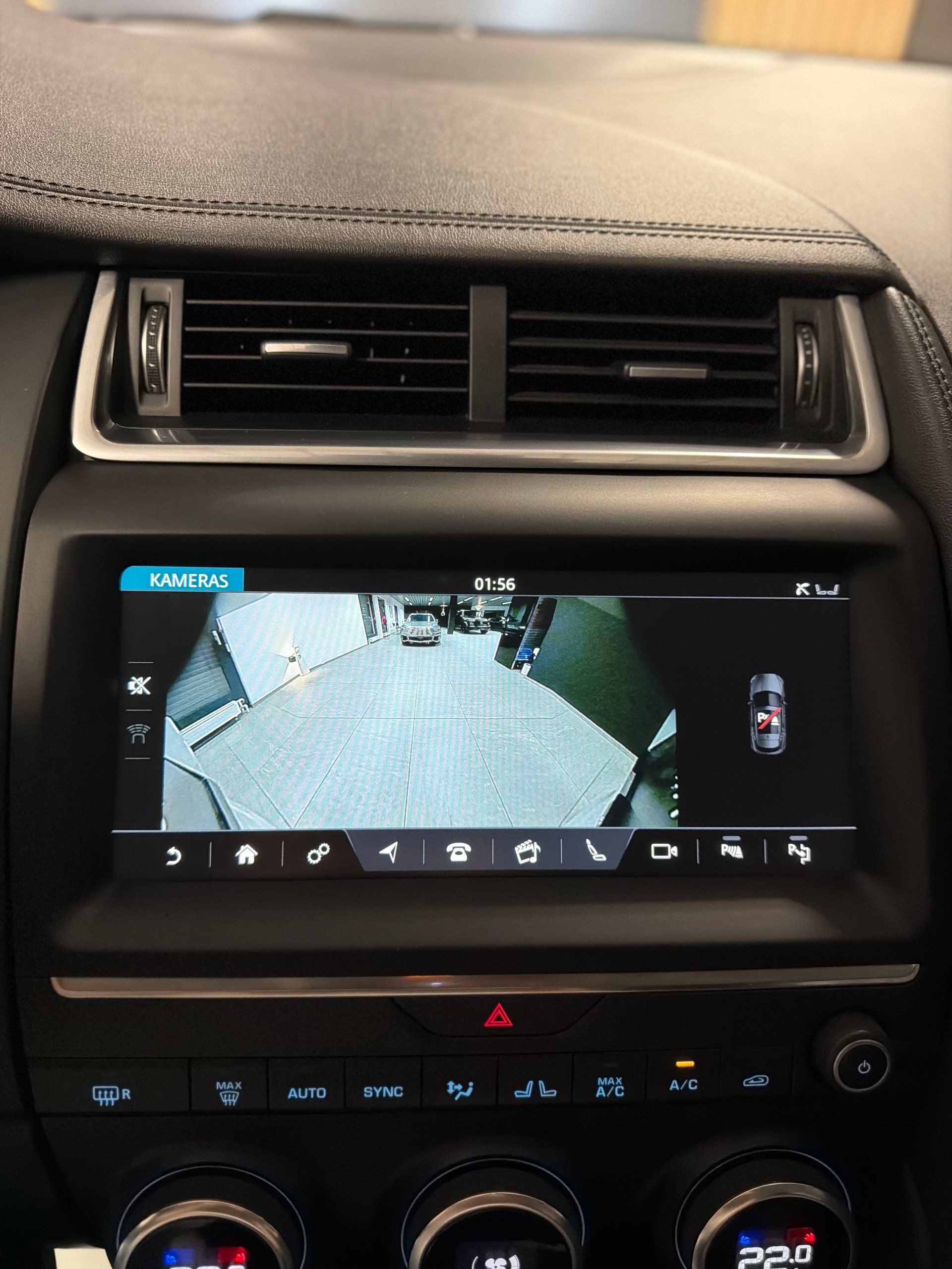 JAGUAR E-Pace 2.0d D150 AWD Automatik-image-14