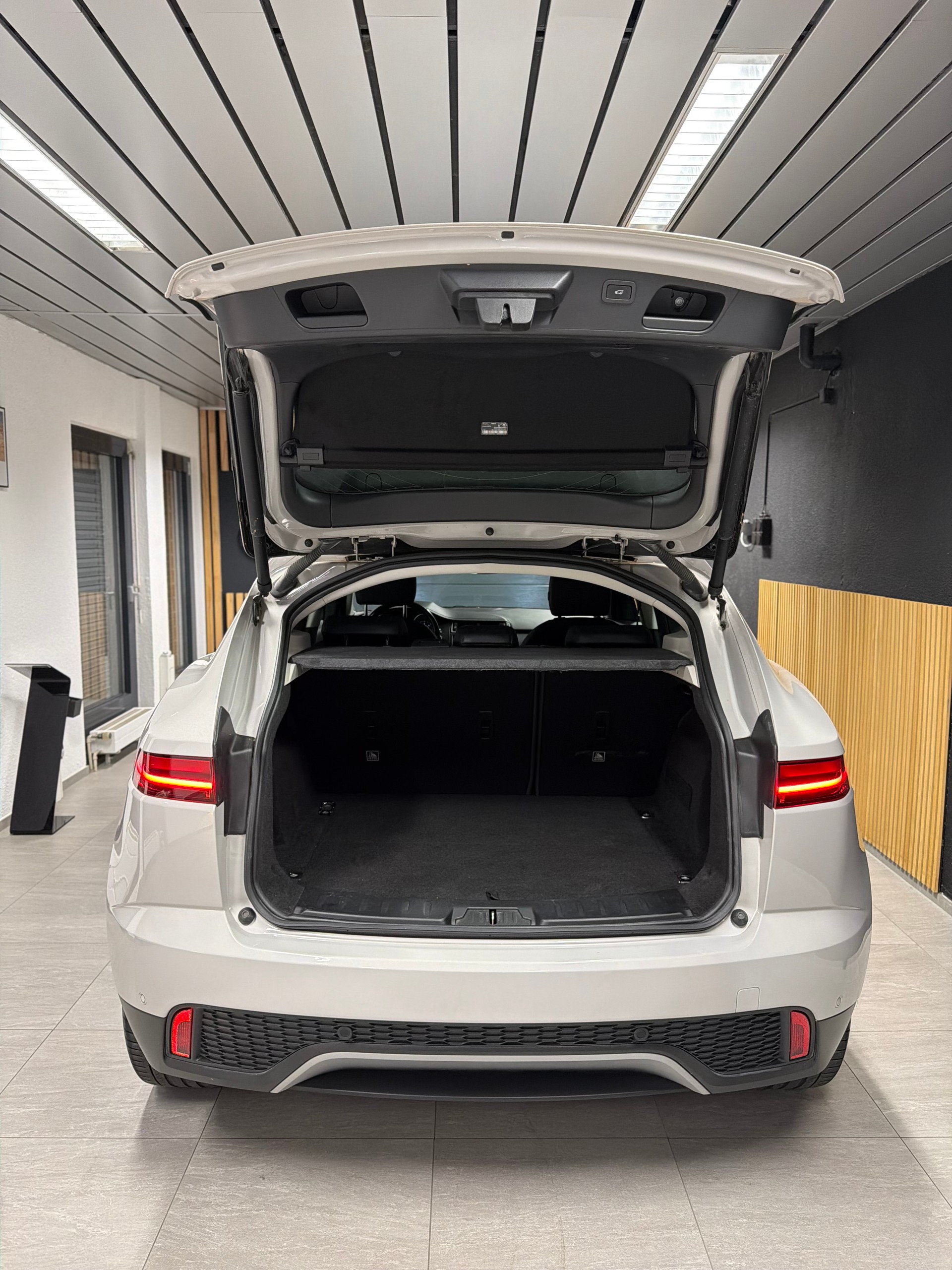 JAGUAR E-Pace 2.0d D150 AWD Automatik-image-5