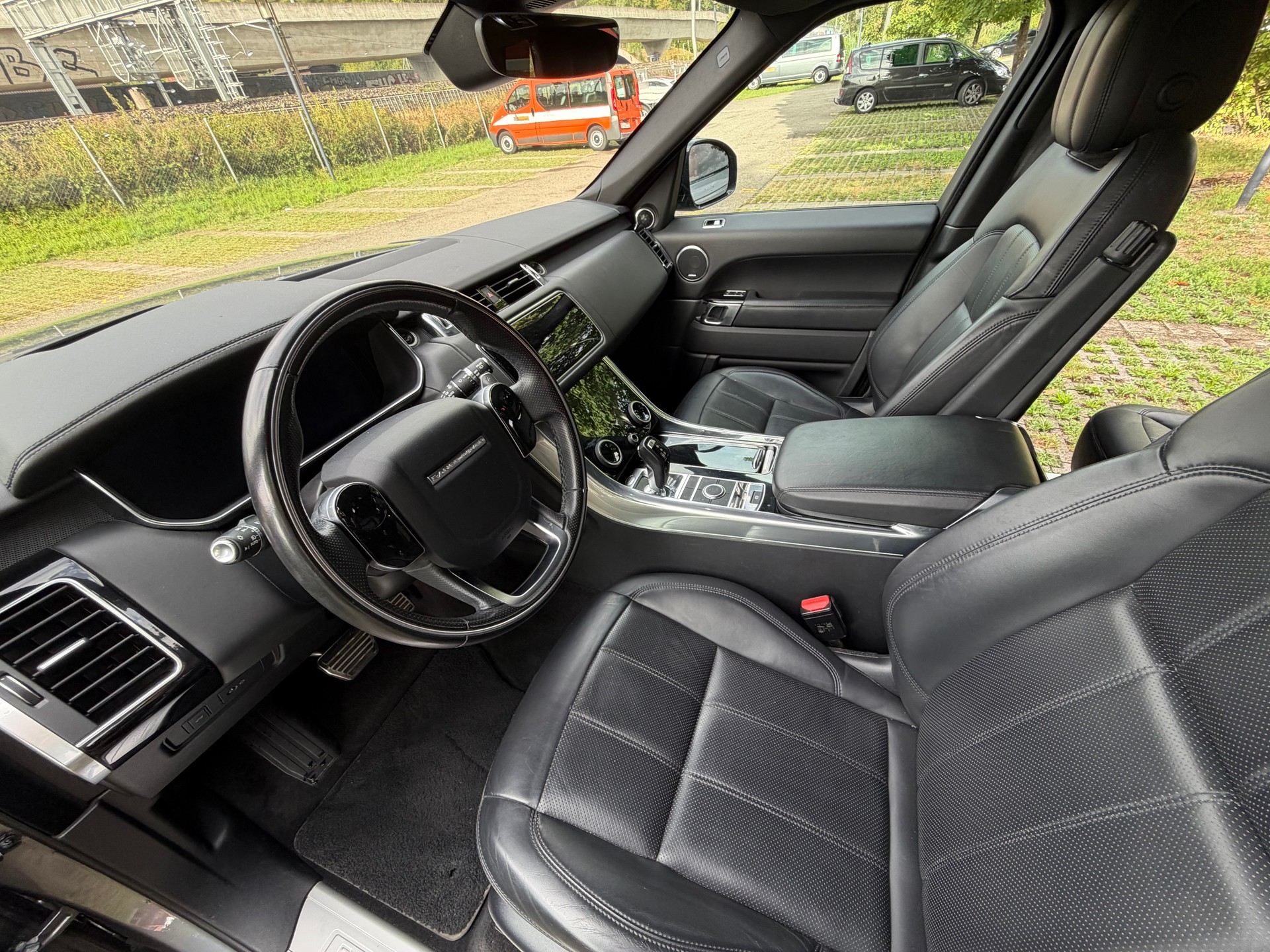 LAND ROVER 5.0 V8 SC HSE Dynamic Stealth-image-4