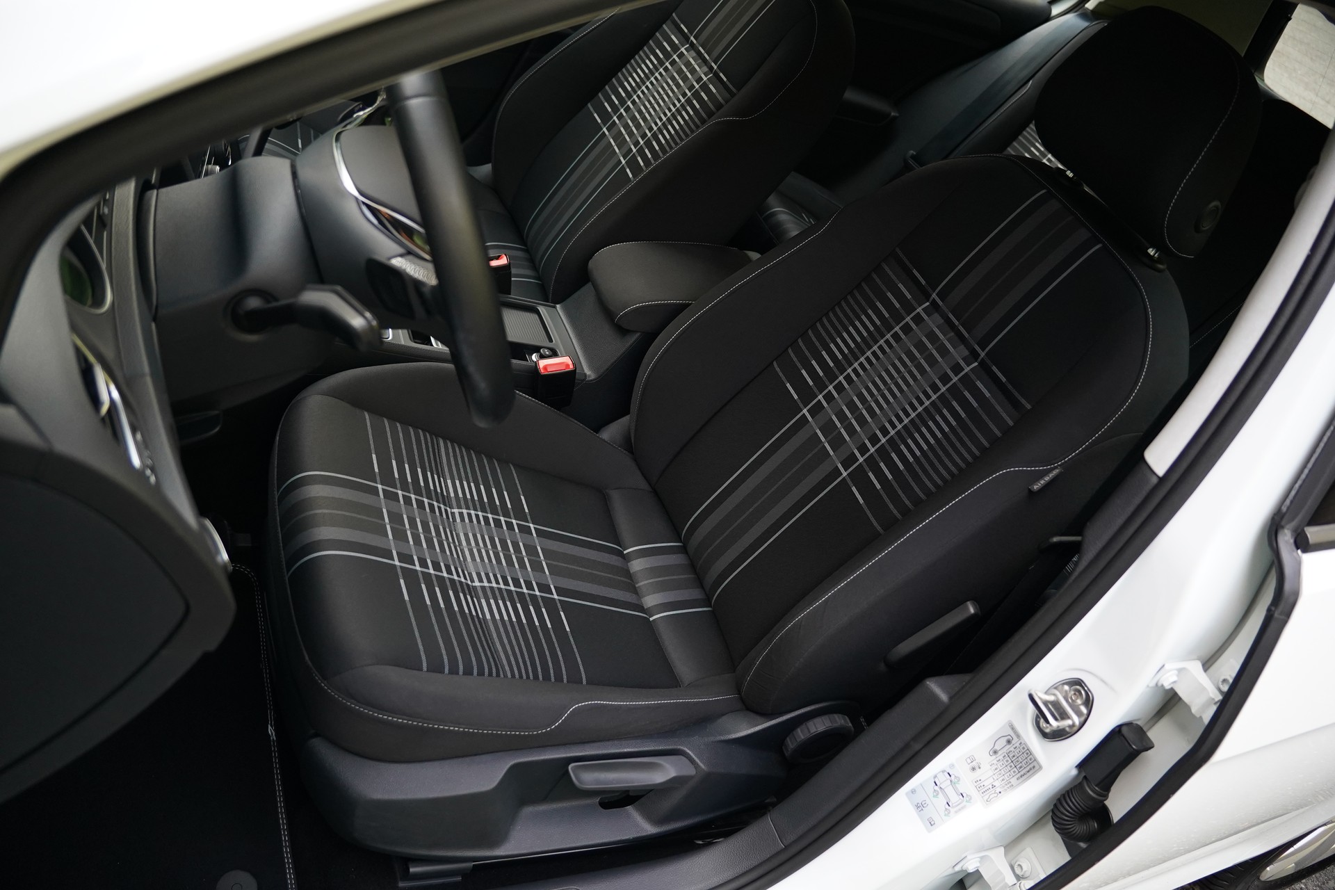 VW Golf 1.4 TSI Lounge DSG-image-12