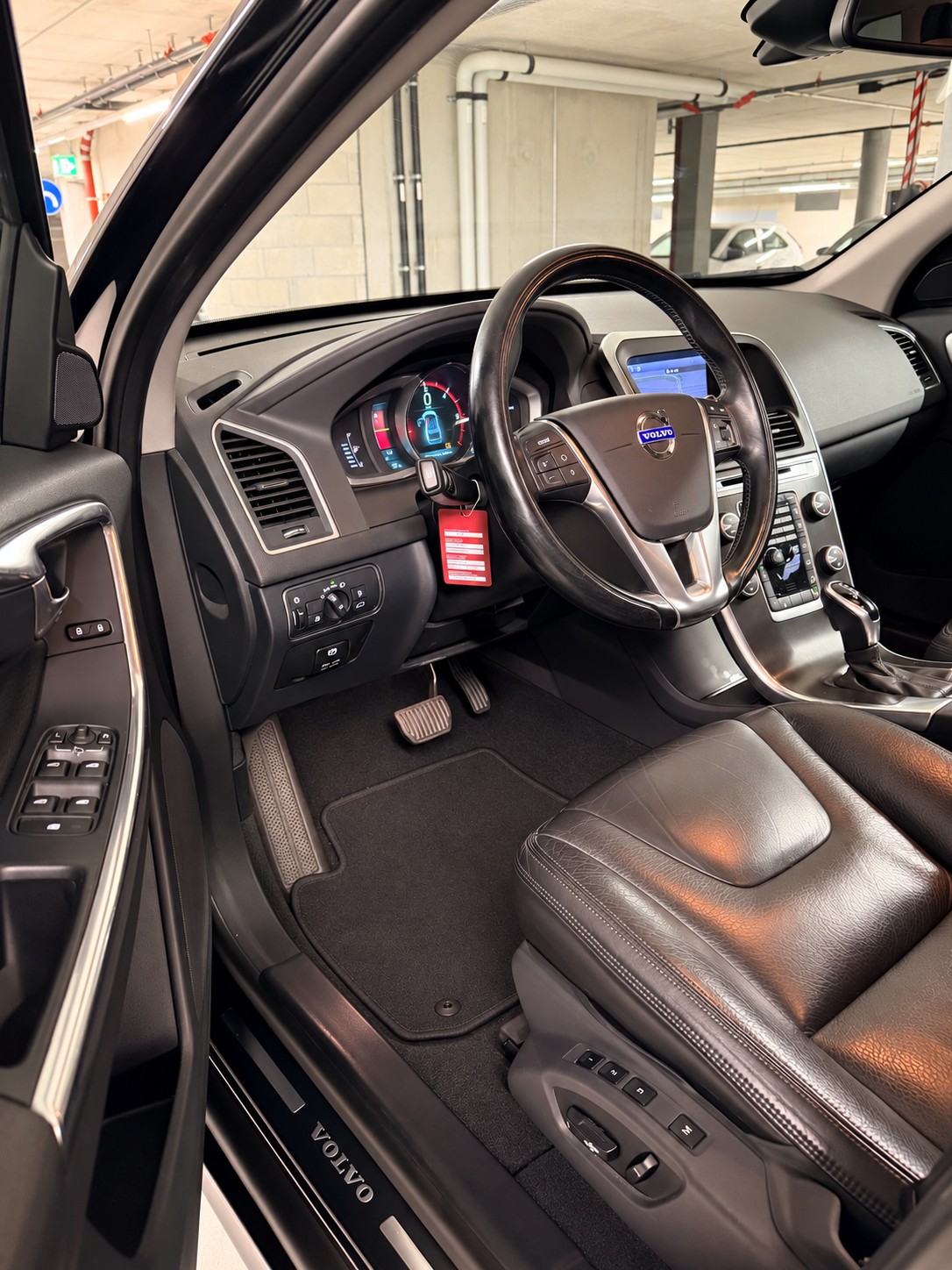 VOLVO XC60 D5 AWD Summum Geartronic-image-9