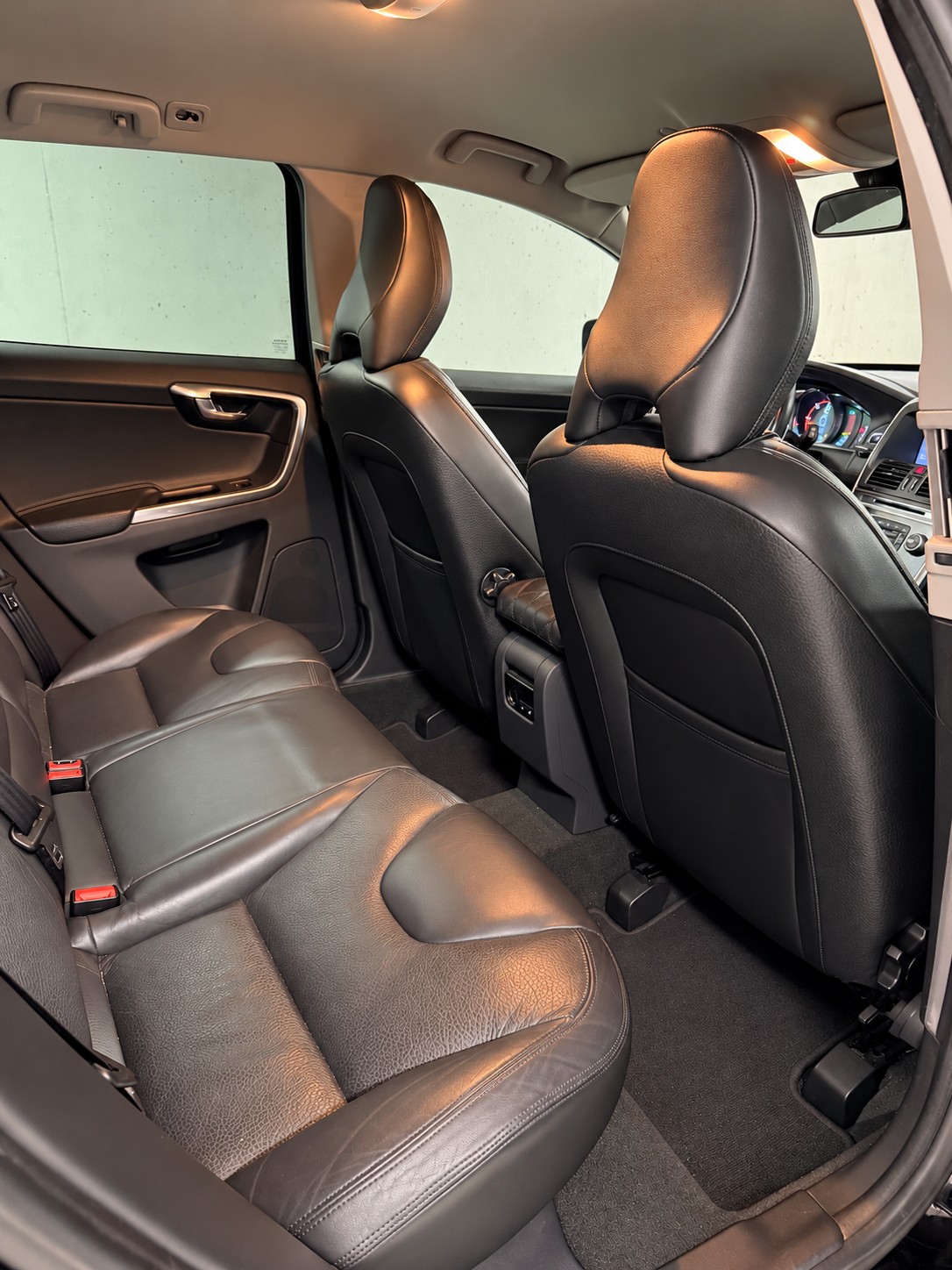VOLVO XC60 D5 AWD Summum Geartronic-image-21