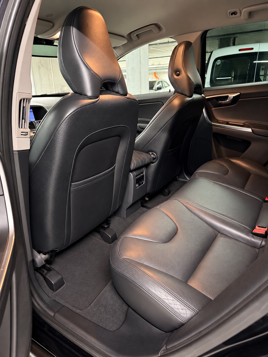 VOLVO XC60 D5 AWD Summum Geartronic-image-15