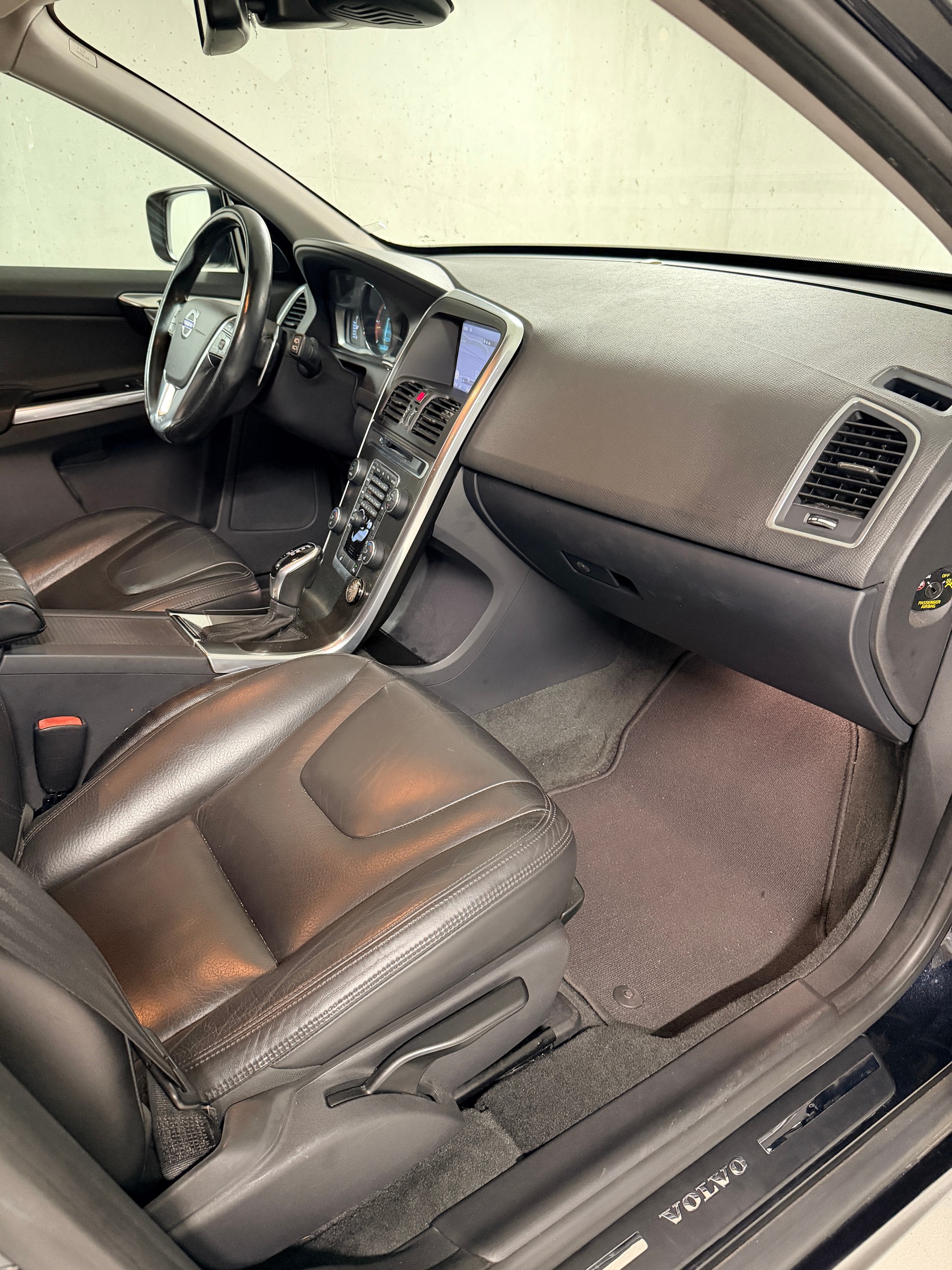VOLVO XC60 D5 AWD Summum Geartronic-image-23