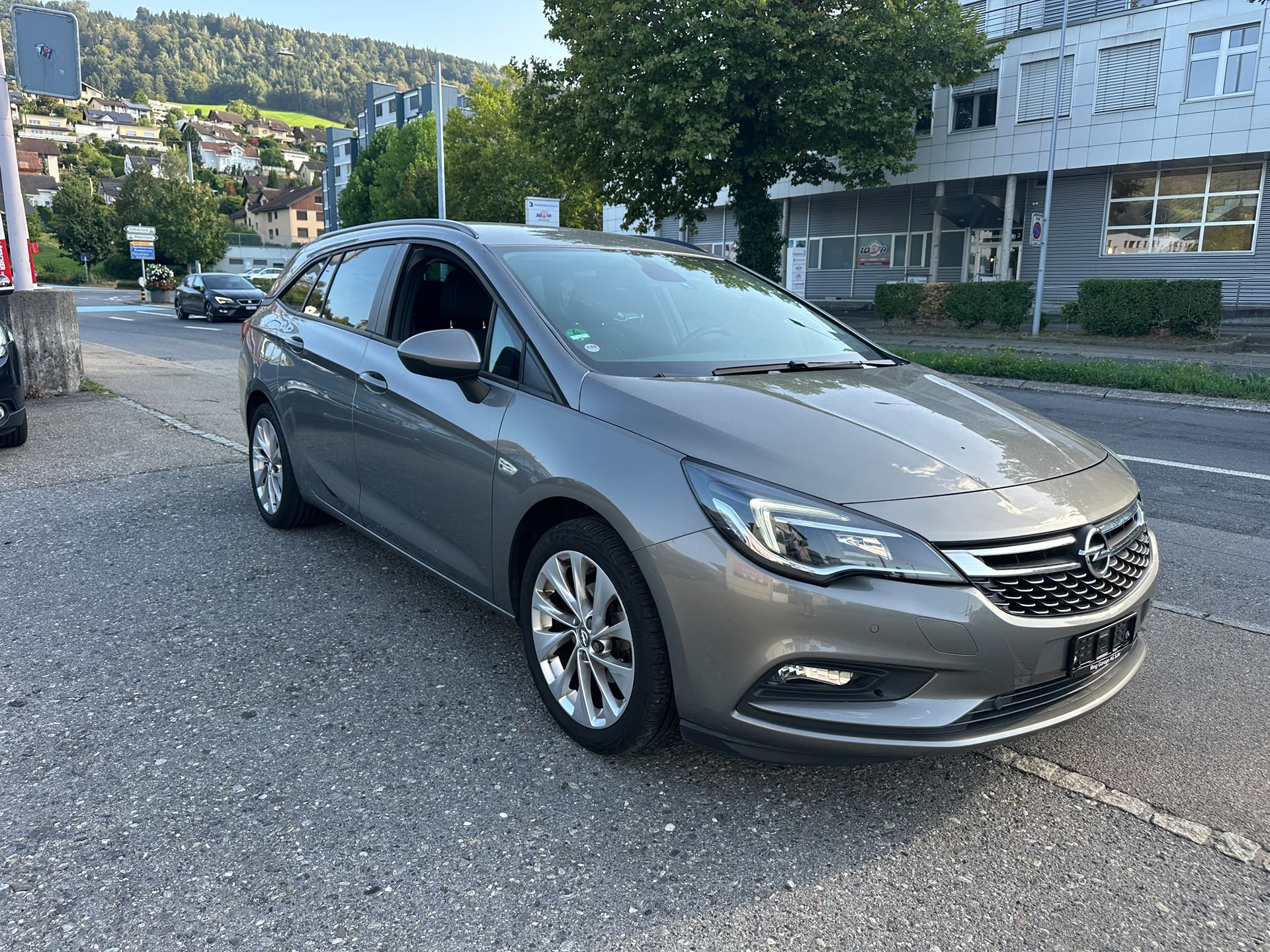 OPEL Astra Sports Tourer 1.4i Turbo Dynamic Automatic-image-1