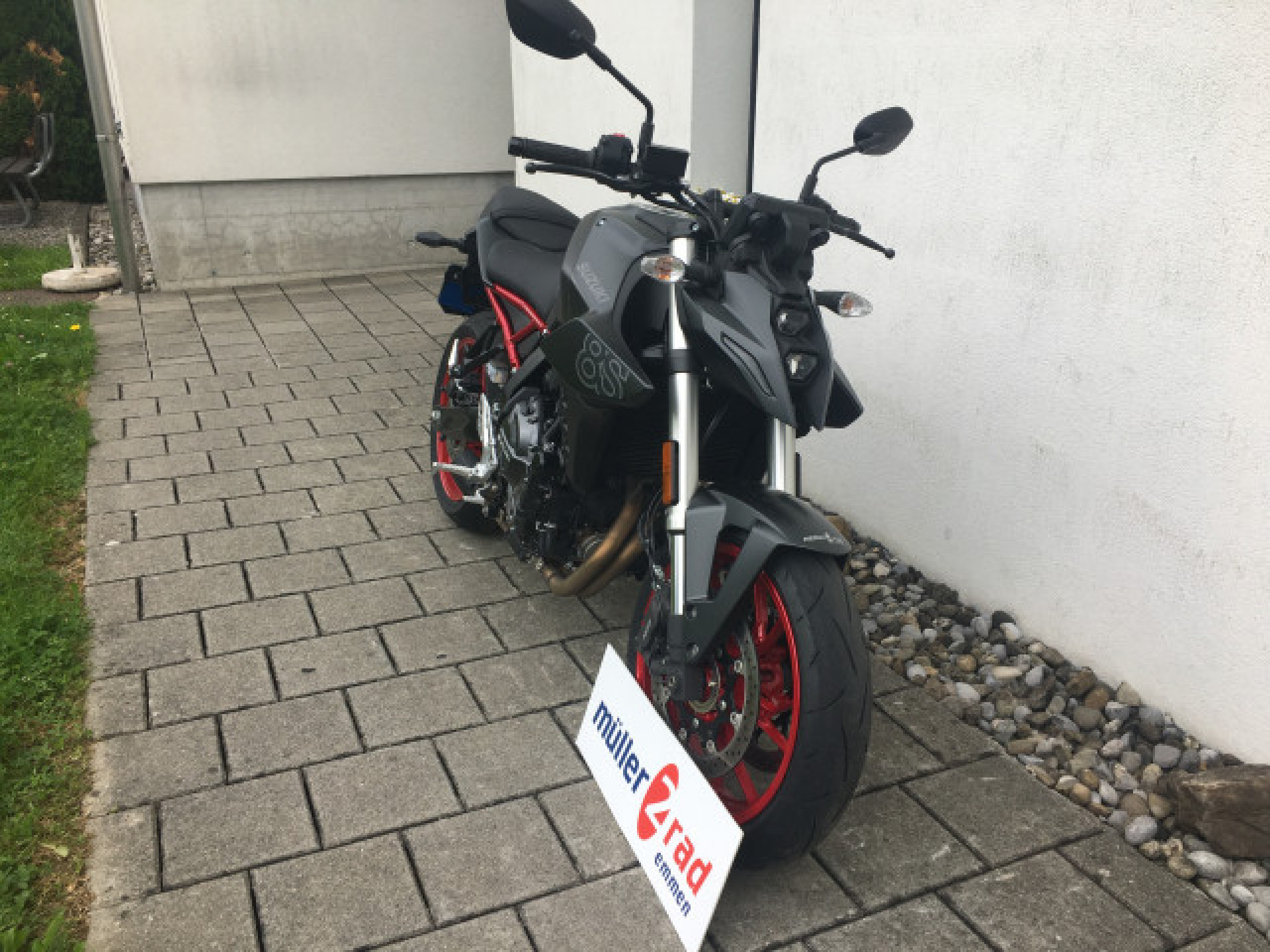 SUZUKI GSX-8S-showroom-element-1