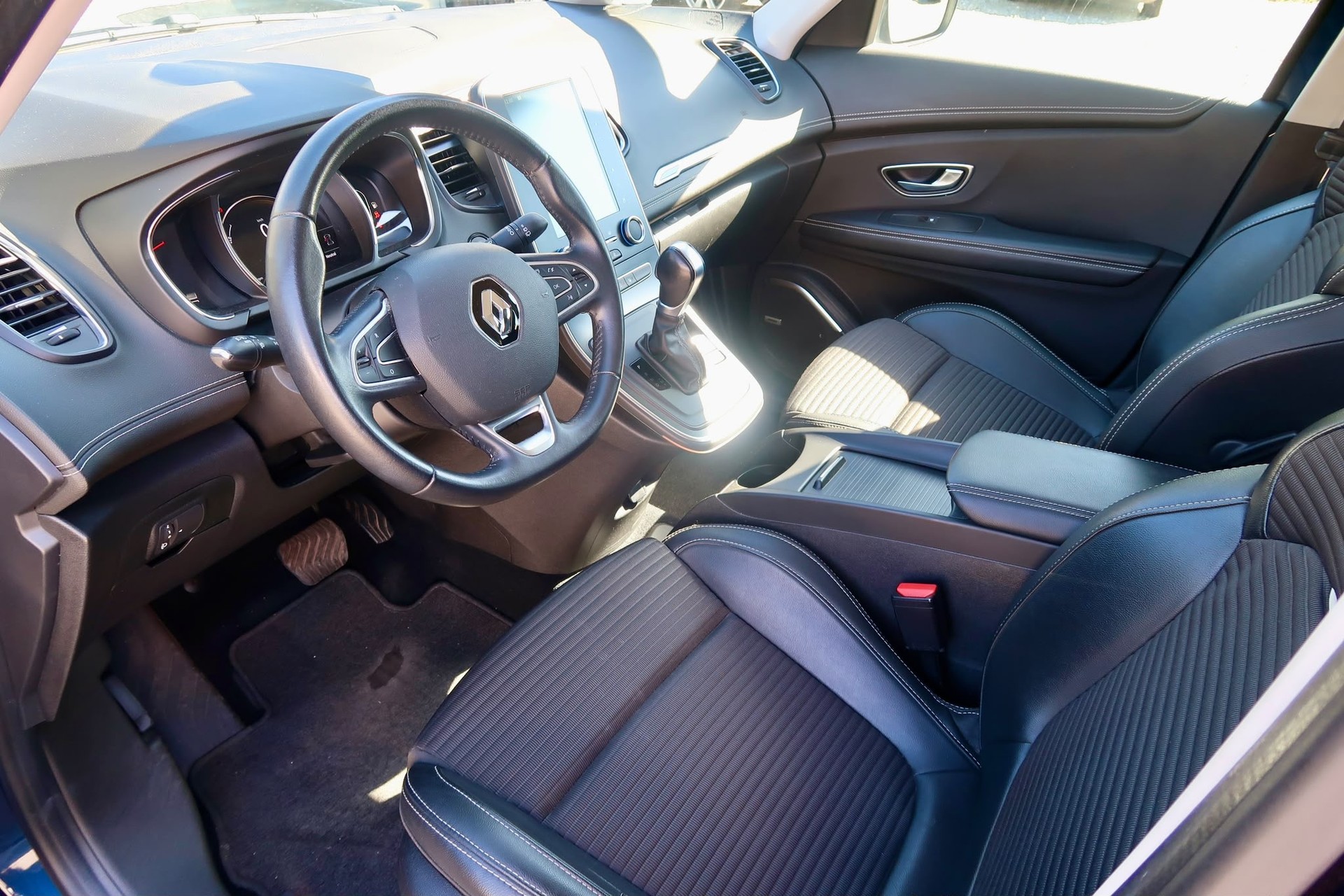 RENAULT Scénic 1.6 dCi Intens EDC-image-7