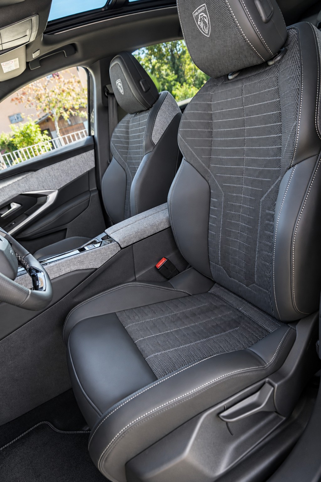 PEUGEOT 3008 1.2 Hybrid GT-image-9