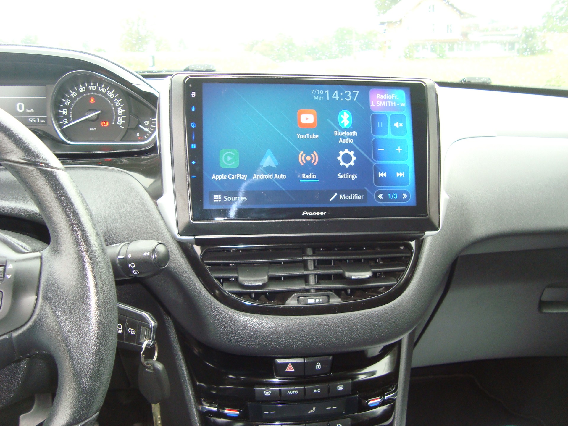 PEUGEOT 208 1.2 THP Allure-image-8