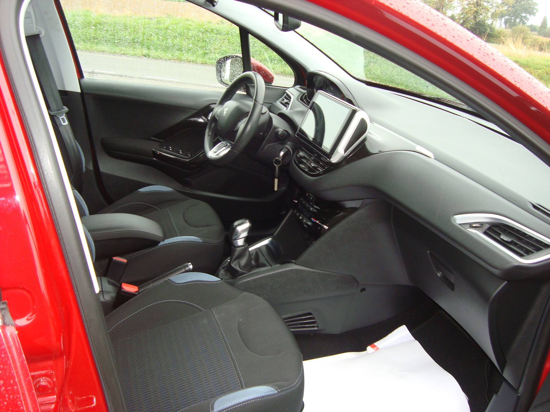 PEUGEOT 208 1.2 THP Allure-image-6