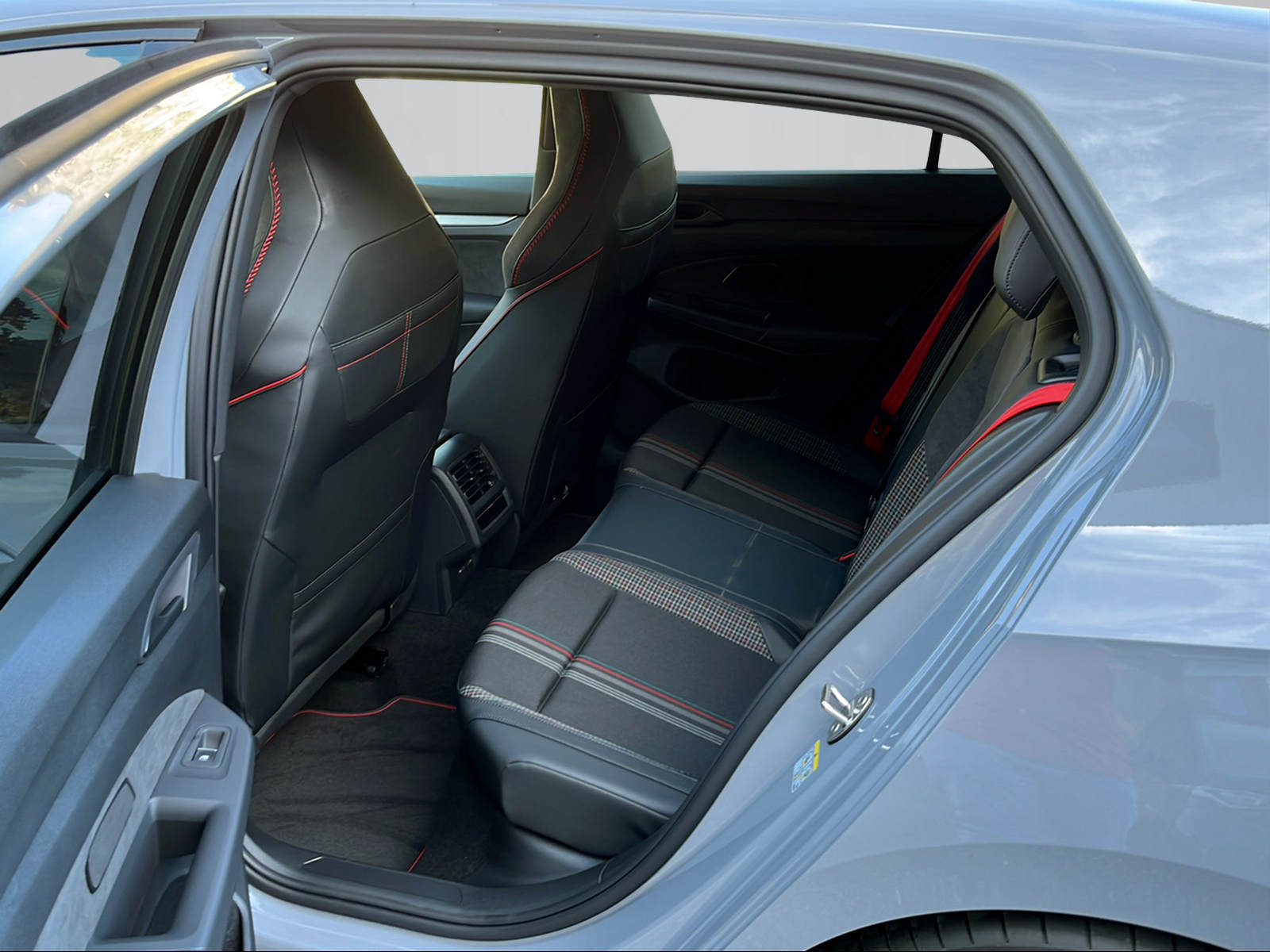 VW Golf 2.0 TSI GTI Edition 50 DSG-image-5
