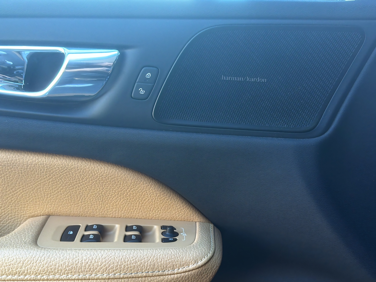 VOLVO V60 2.0 T5 Inscription-image-15