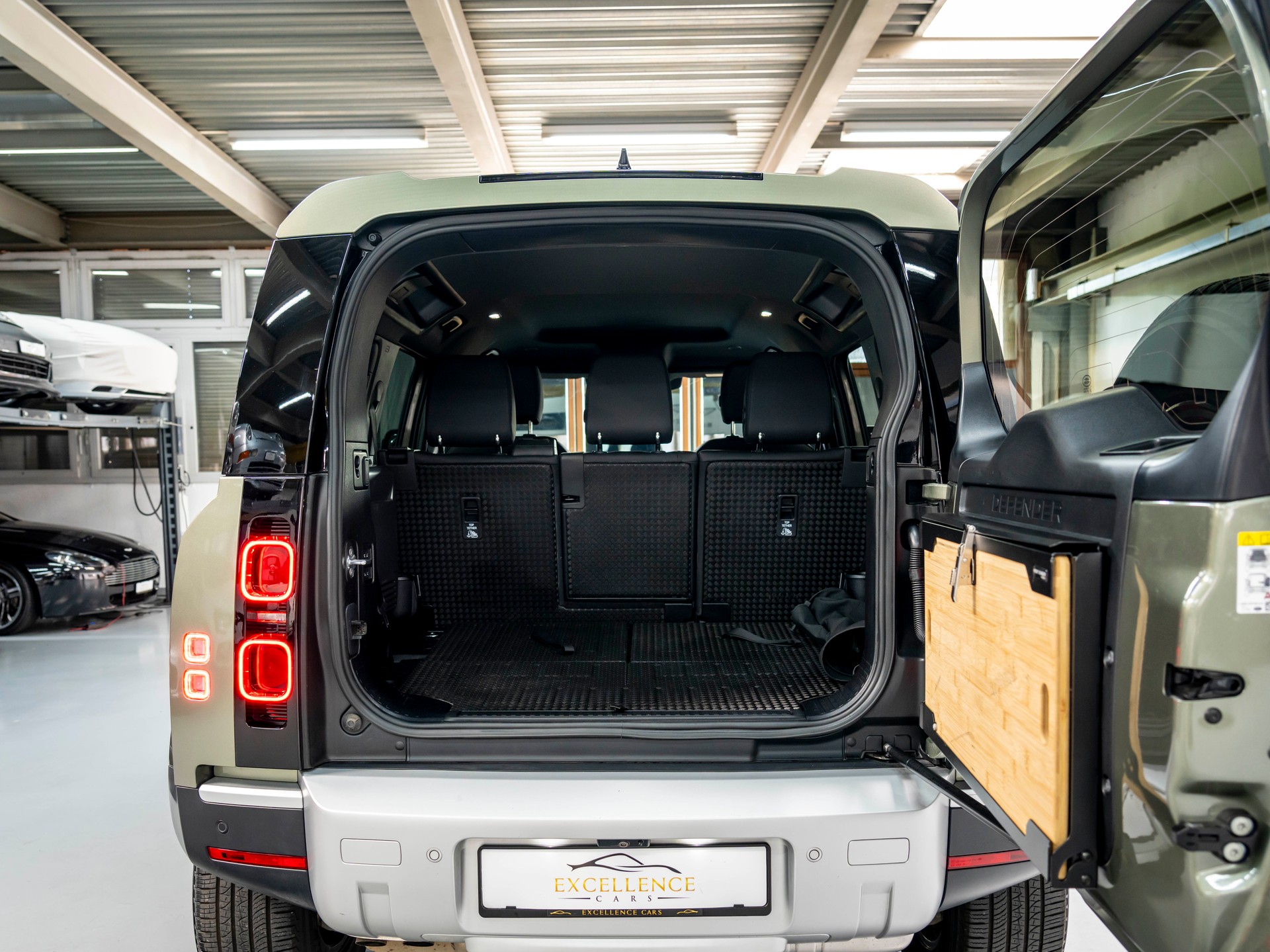 LAND ROVER Defender 110 3.0 D I6 250 S AWD AT8-image-24